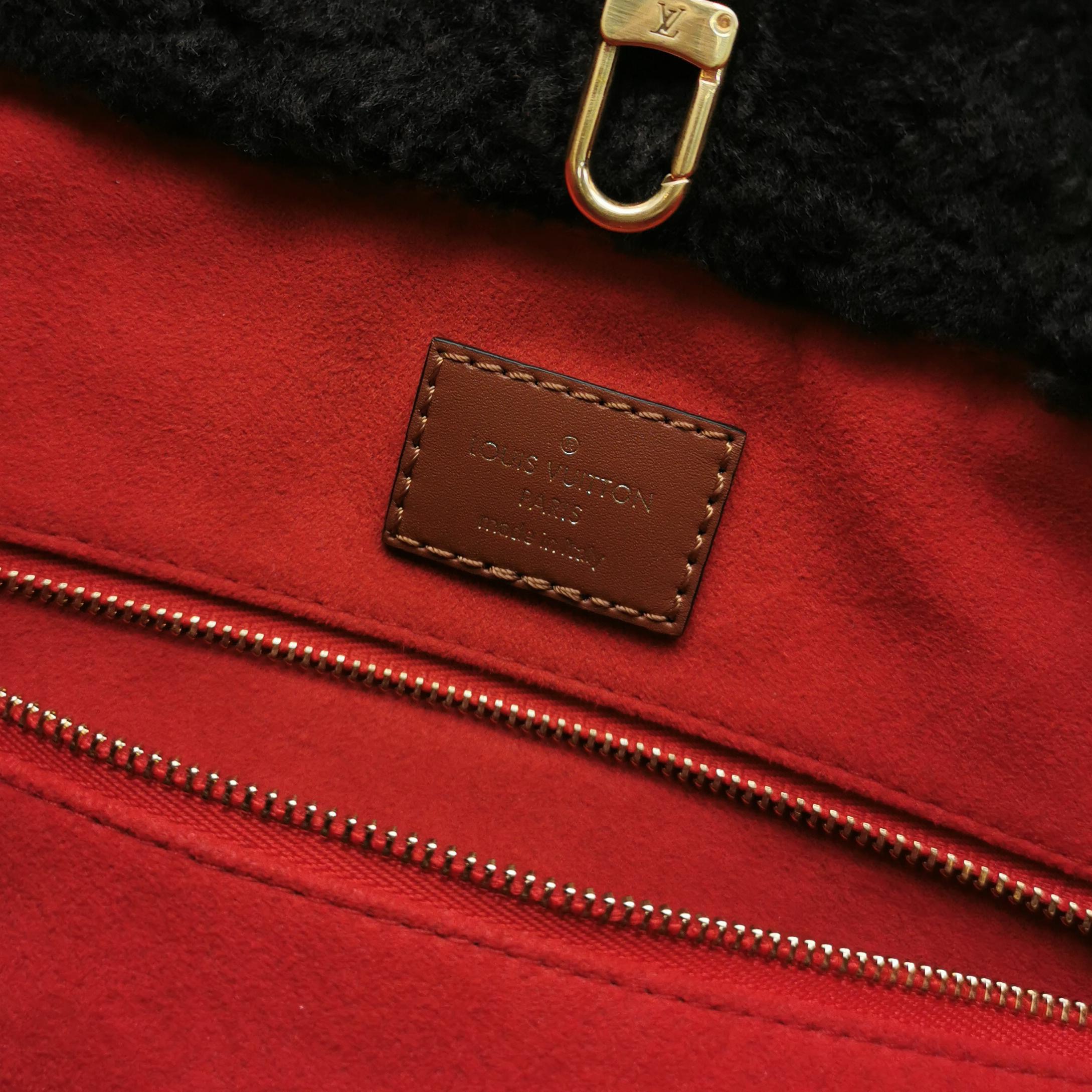 Louis Vuitton(LV) OnTheGo Tote Monogram Giant Teddy Fleece GM — photo 8 of 14