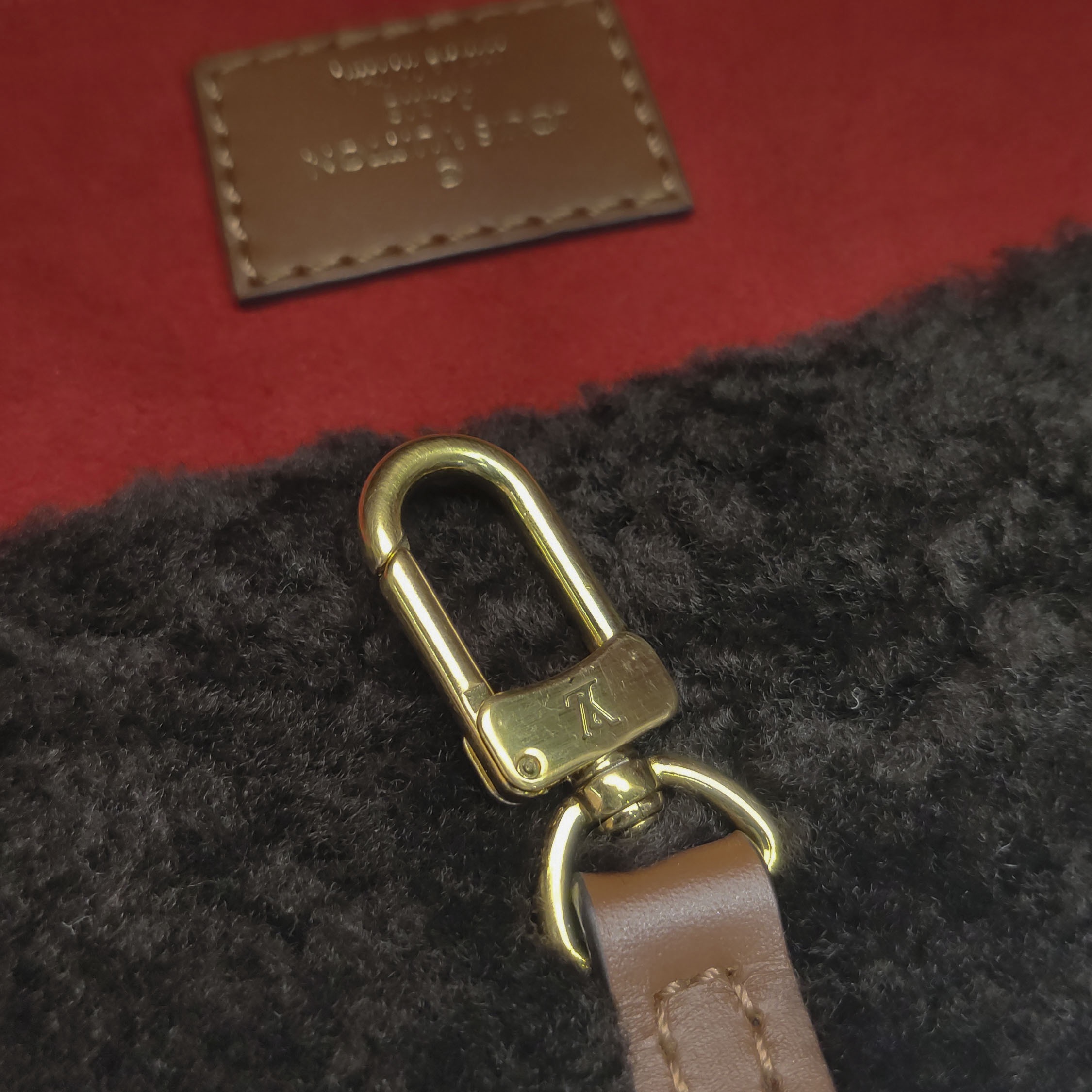 Louis Vuitton(LV) OnTheGo Tote Monogram Giant Teddy Fleece GM — photo 9 of 14
