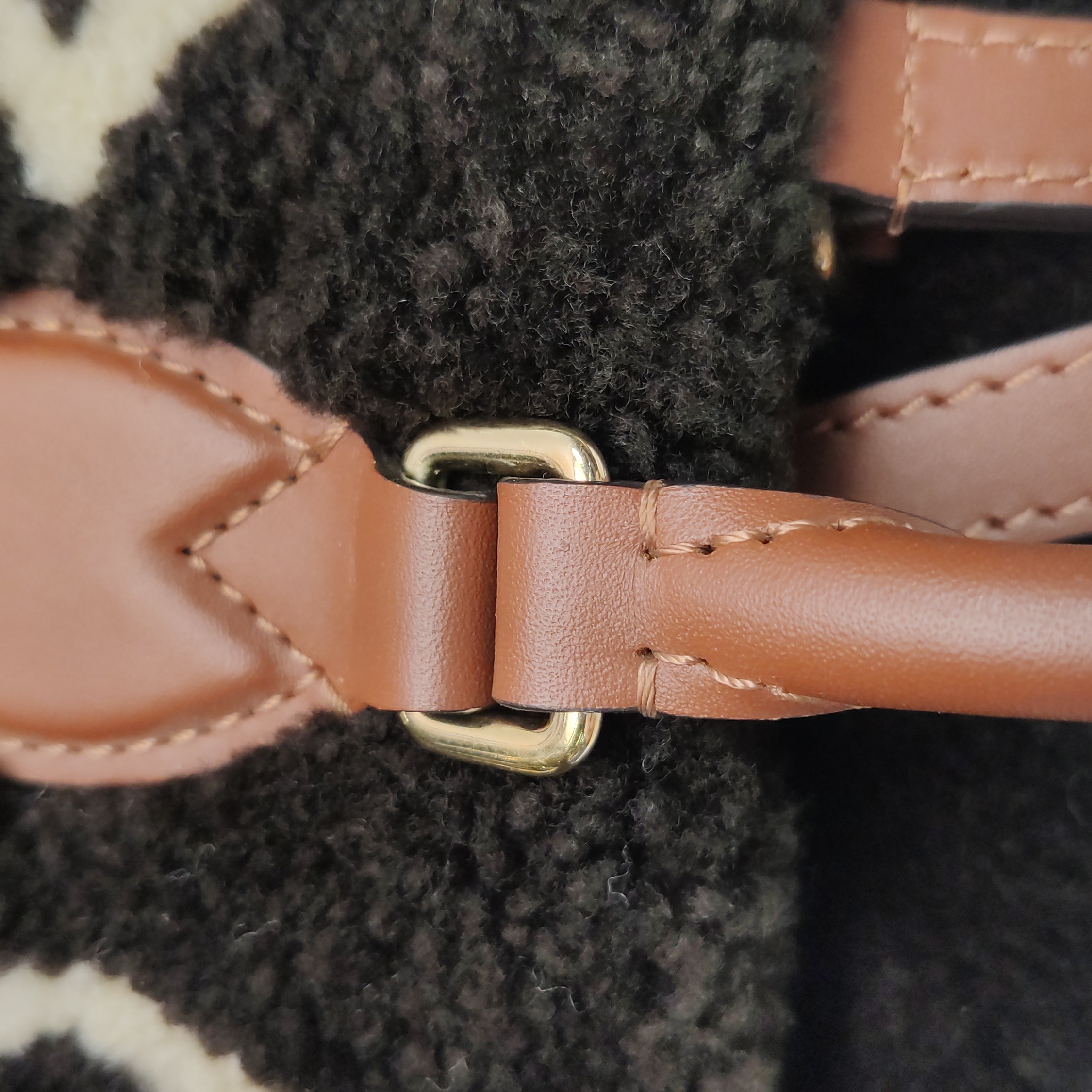 Louis Vuitton(LV) OnTheGo Tote Monogram Giant Teddy Fleece GM — photo 14 of 14