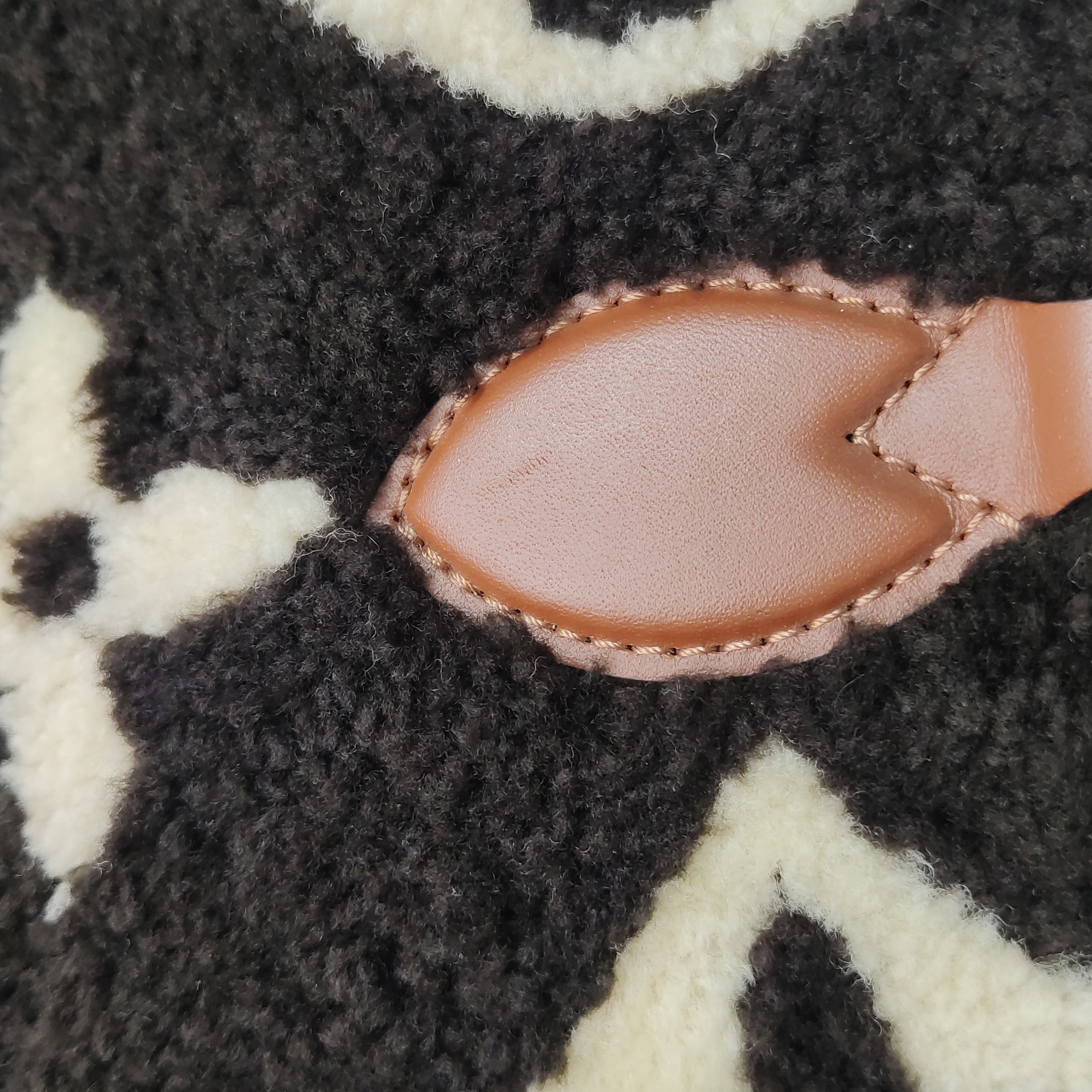 Louis Vuitton(LV) OnTheGo Tote Monogram Giant Teddy Fleece GM — photo 12 of 14