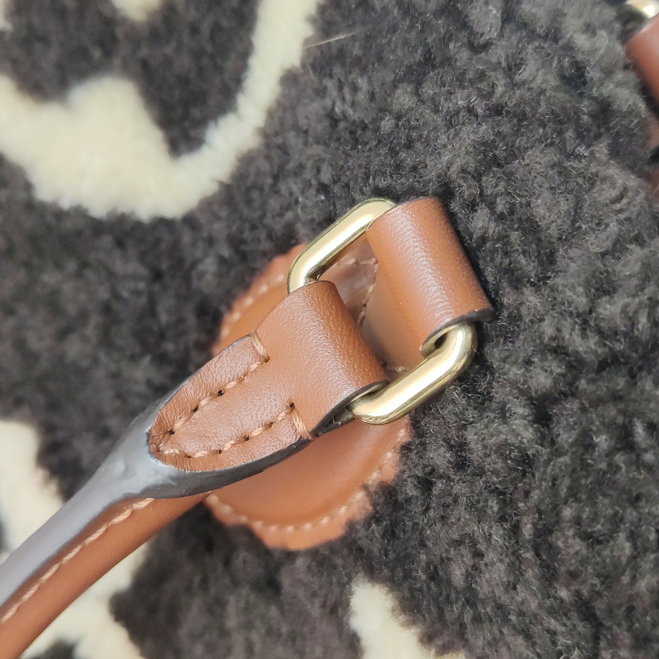 Louis Vuitton(LV) OnTheGo Tote Monogram Giant Teddy Fleece GM — photo 11 of 14