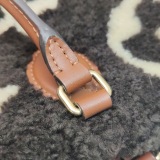 Louis Vuitton(LV) OnTheGo Tote Monogram Giant Teddy Fleece GM — thumbnail 11