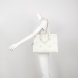 Louis Vuitton(LV) OnTheGo Tote Bicolor Monogram Empreinte Giant MM — thumbnail 2