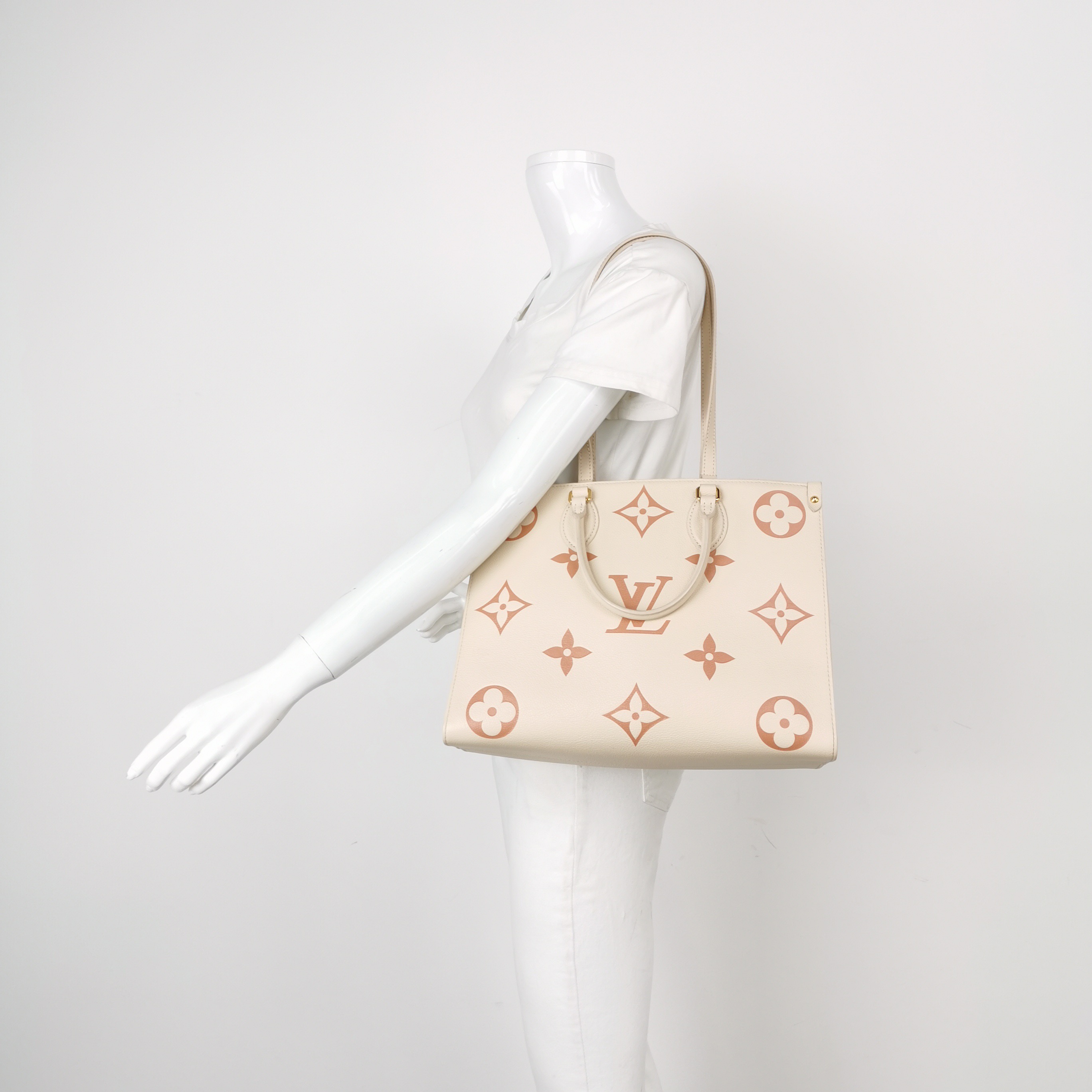 Louis Vuitton(LV) OnTheGo Tote Bicolor Monogram Empreinte Giant MM — photo 3 of 14