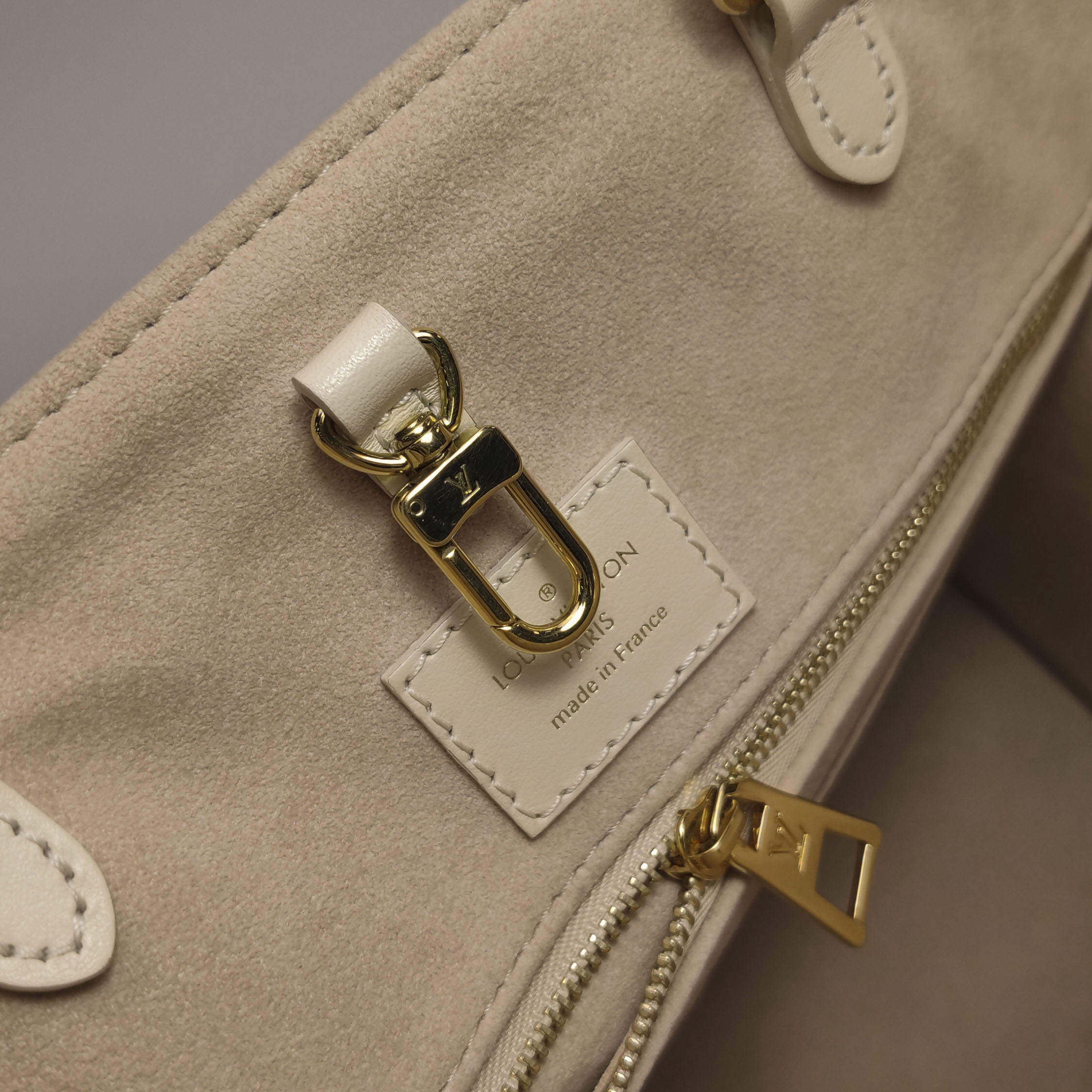 Louis Vuitton(LV) OnTheGo Tote Bicolor Monogram Empreinte Giant MM — photo 9 of 14
