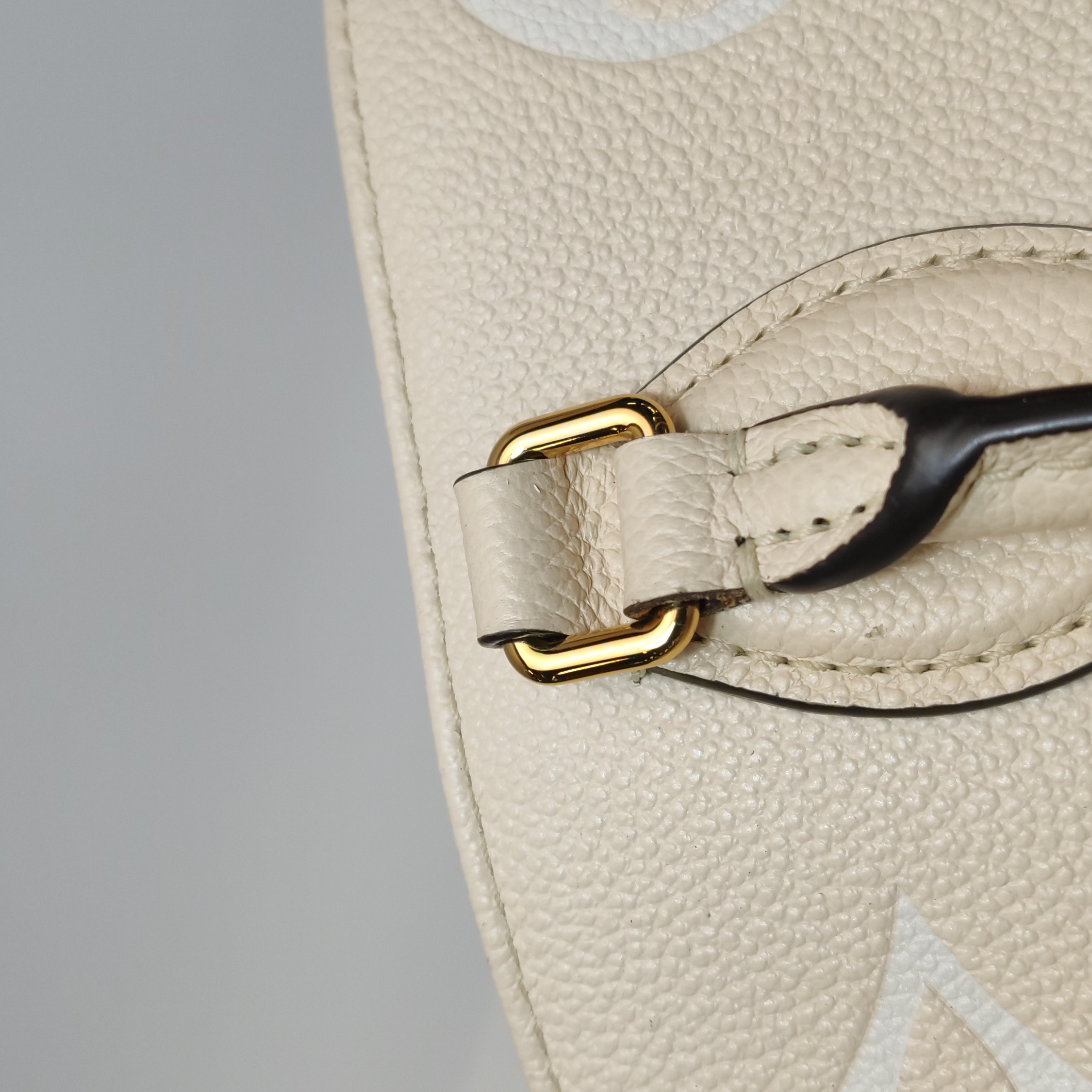 Louis Vuitton(LV) OnTheGo Tote By The Pool Monogram Empreinte Giant MM — photo 10 of 16