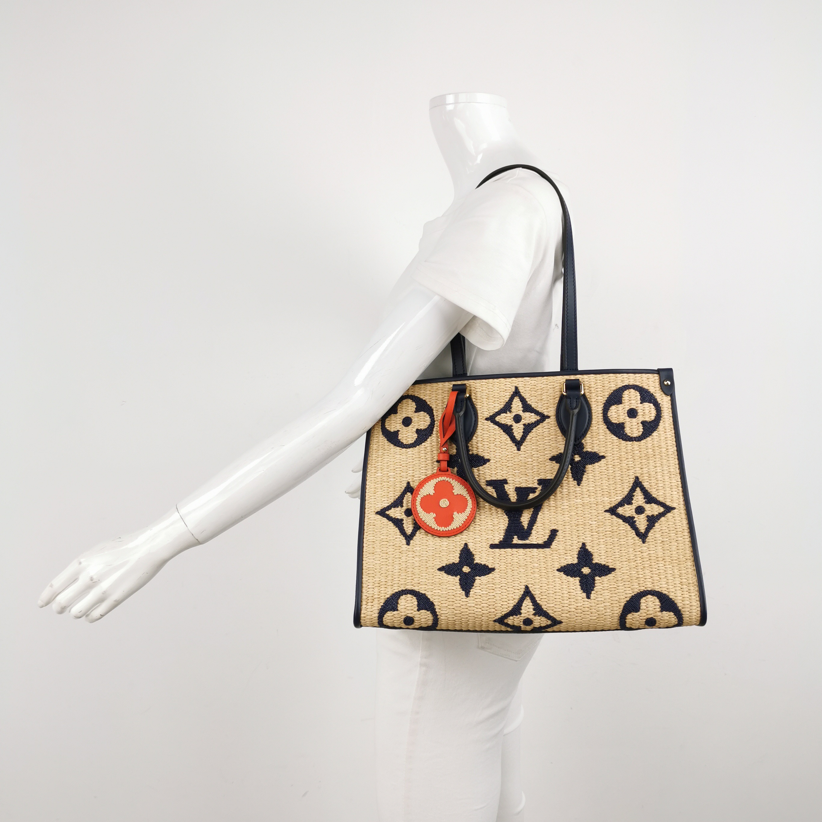 Louis Vuitton(LV) OnTheGo Tote Monogram Giant Raffia MM — alternate view