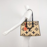 Louis Vuitton(LV) OnTheGo Tote Monogram Giant Raffia MM — thumbnail 2