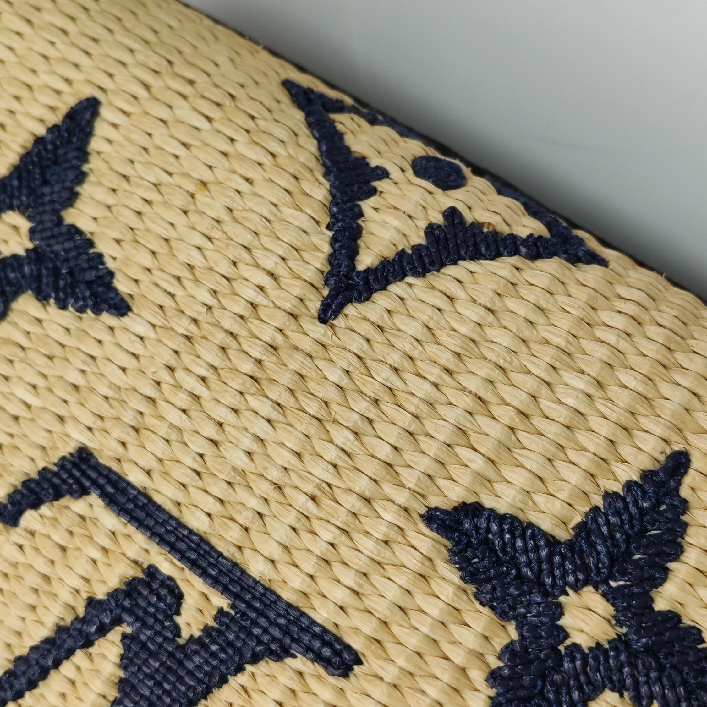 Louis Vuitton(LV) OnTheGo Tote Monogram Giant Raffia MM — photo 13 of 16