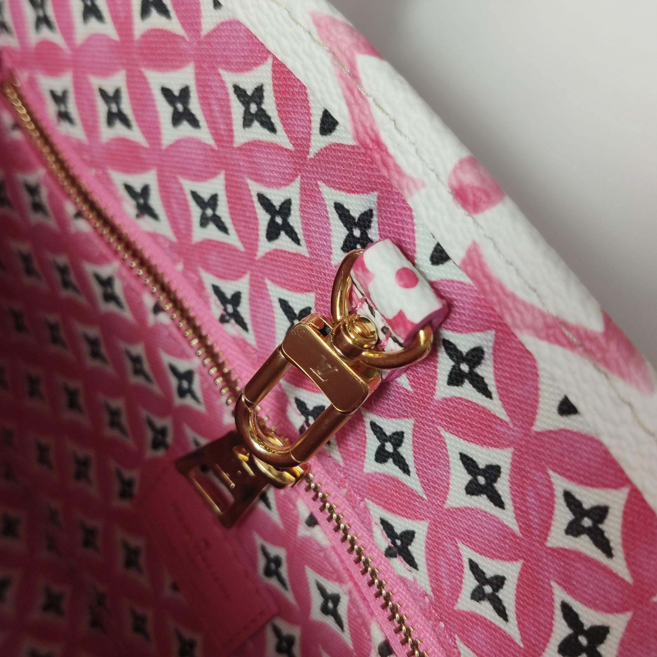 Louis Vuitton(LV) OnTheGo Tote By The Pool Monogram Watercolor Giant PM — photo 9 of 15
