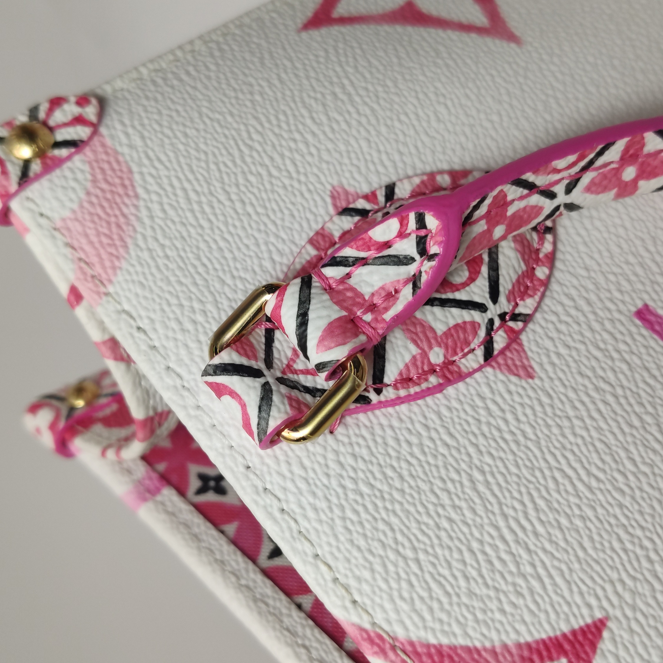 Louis Vuitton(LV) OnTheGo Tote By The Pool Monogram Watercolor Giant PM — photo 13 of 15