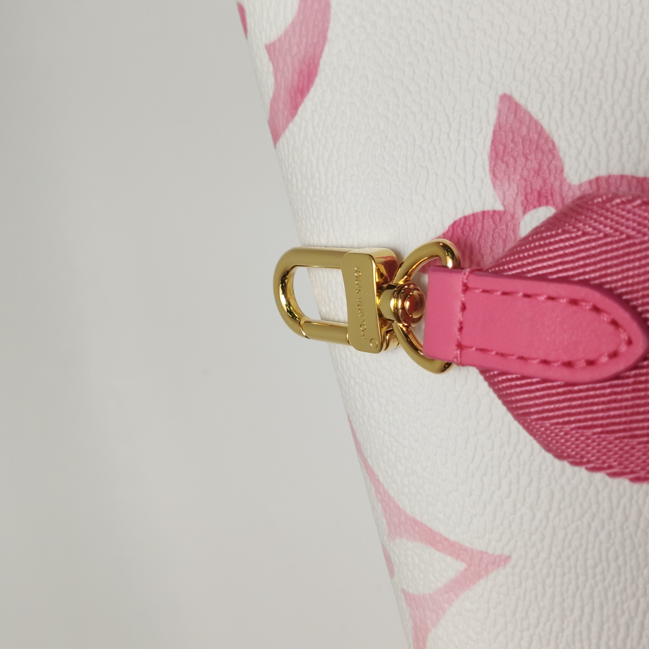 Louis Vuitton(LV) OnTheGo Tote By The Pool Monogram Watercolor Giant PM — photo 11 of 15