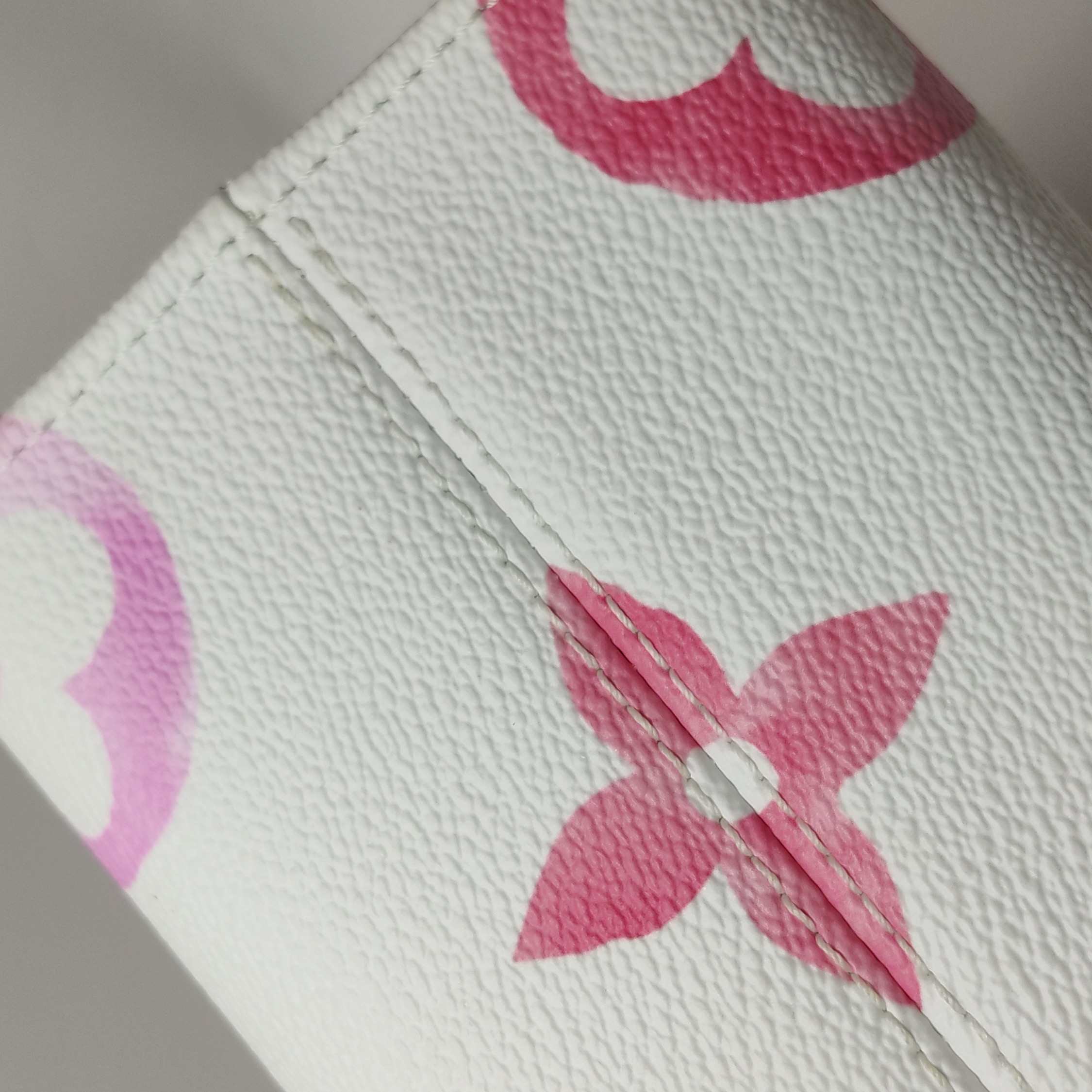 Louis Vuitton(LV) OnTheGo Tote By The Pool Monogram Watercolor Giant PM — photo 14 of 15