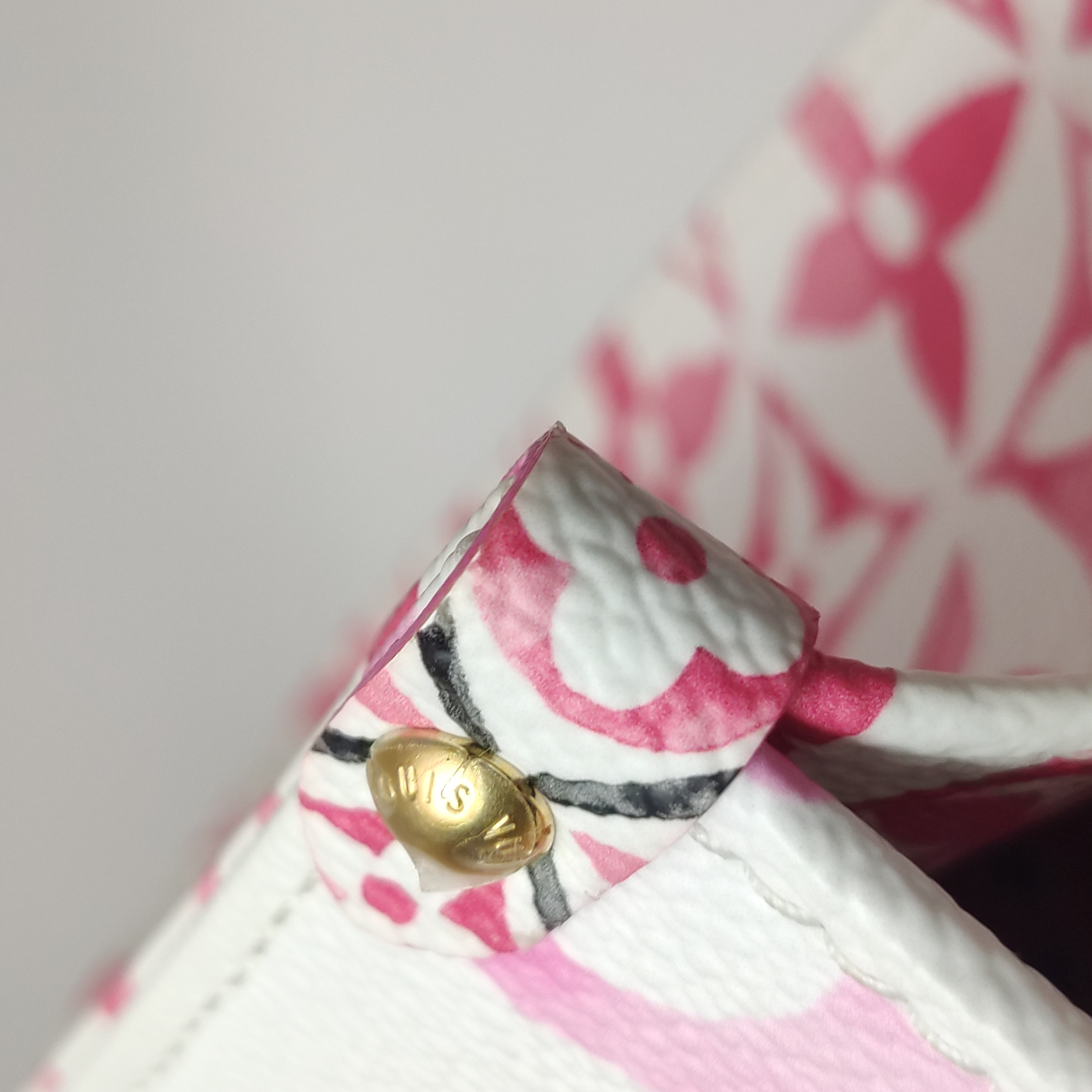 Louis Vuitton(LV) OnTheGo Tote By The Pool Monogram Watercolor Giant PM — photo 12 of 15