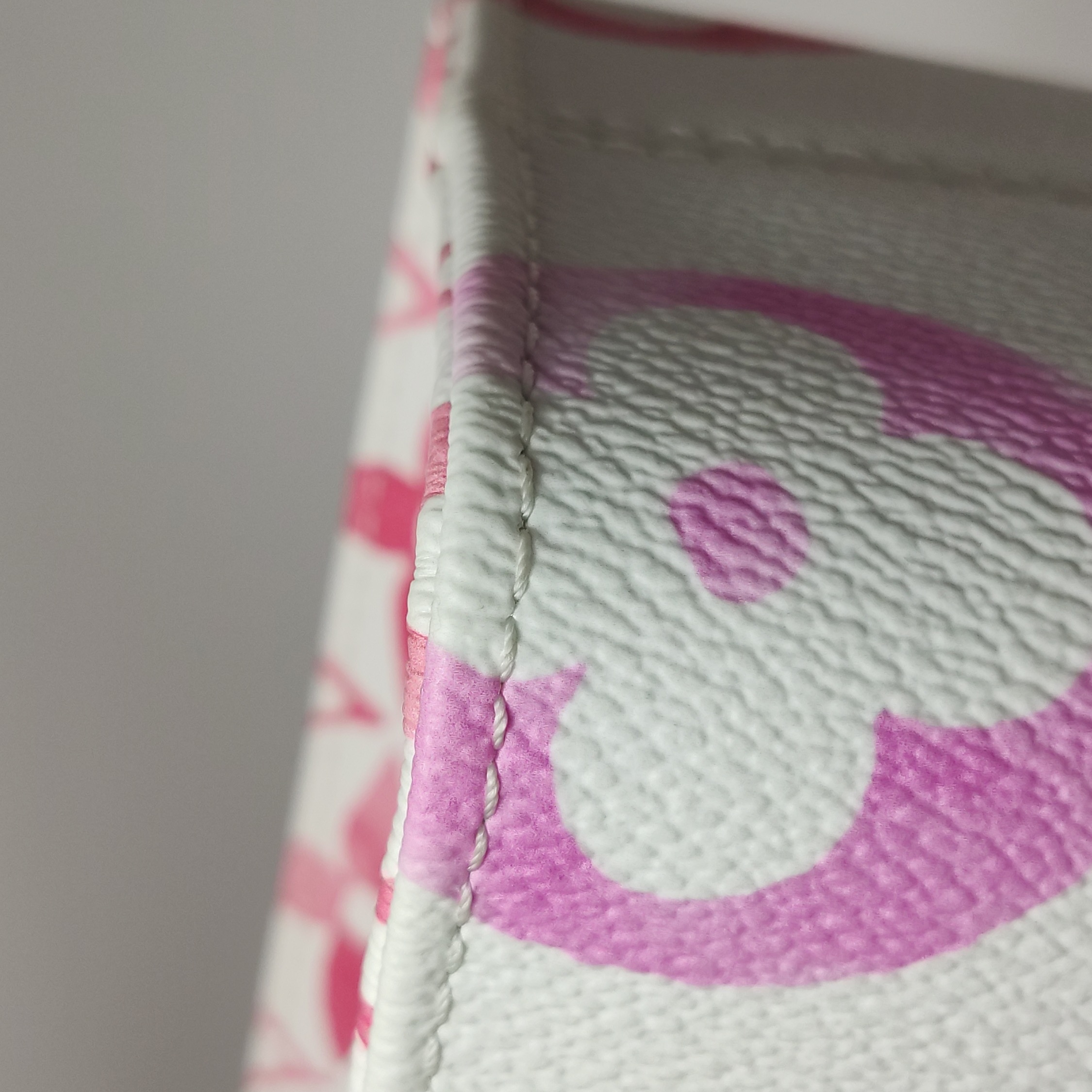 Louis Vuitton(LV) OnTheGo Tote By The Pool Monogram Watercolor Giant PM — photo 10 of 15