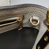 Louis Vuitton(LV) Capucines Bag Leather MM — thumbnail 9