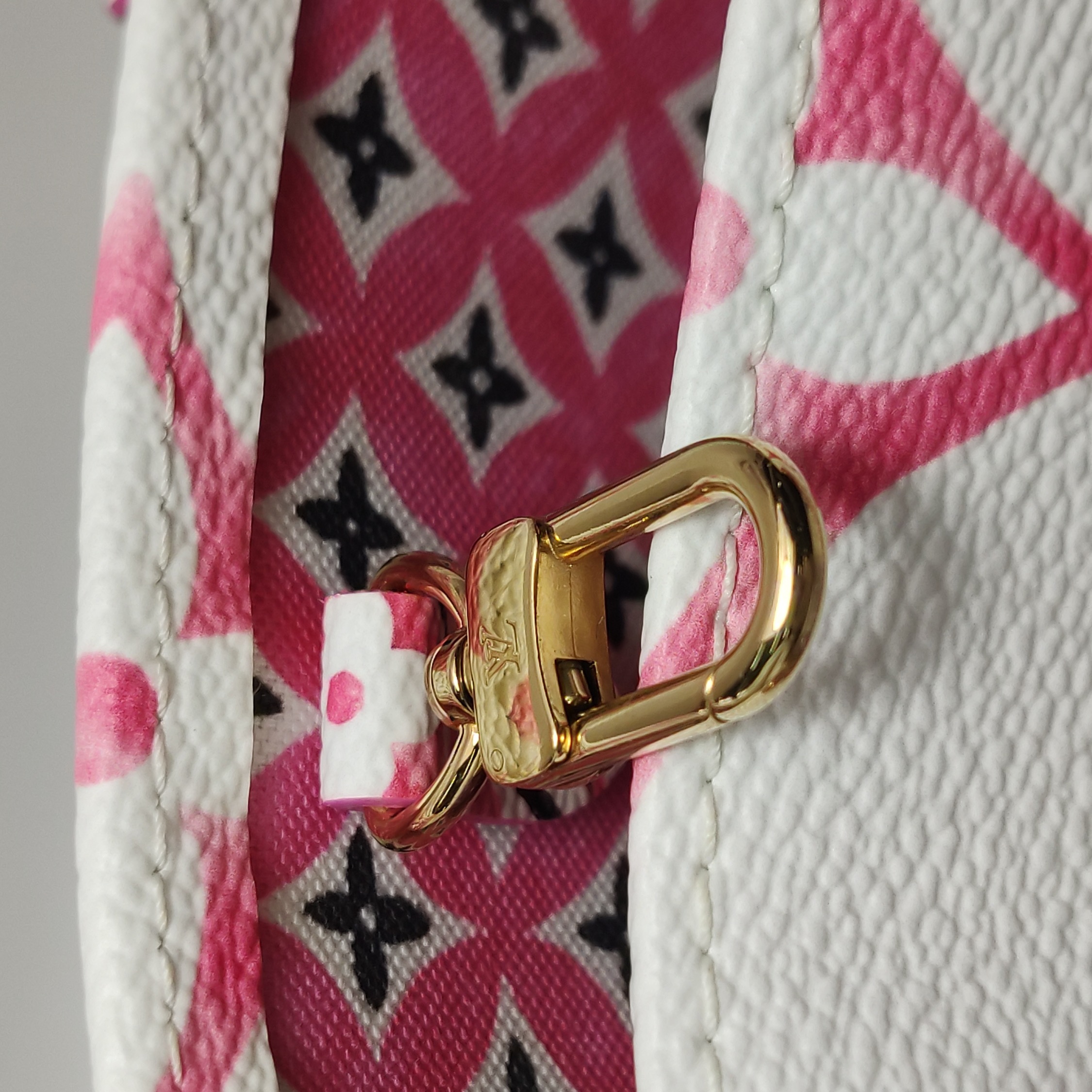 Louis Vuitton(LV) OnTheGo Tote By The Pool Monogram Watercolor Giant PM — photo 9 of 15