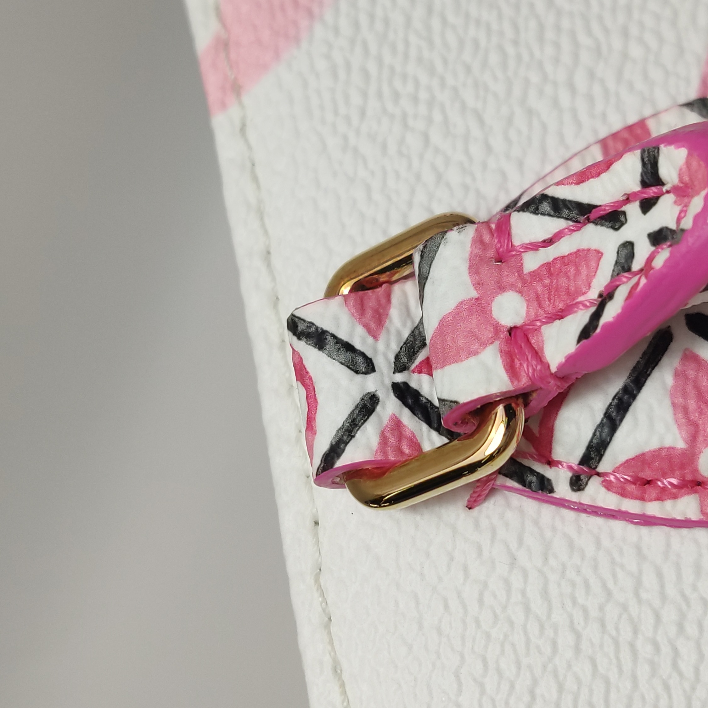 Louis Vuitton(LV) OnTheGo Tote By The Pool Monogram Watercolor Giant PM — photo 11 of 15