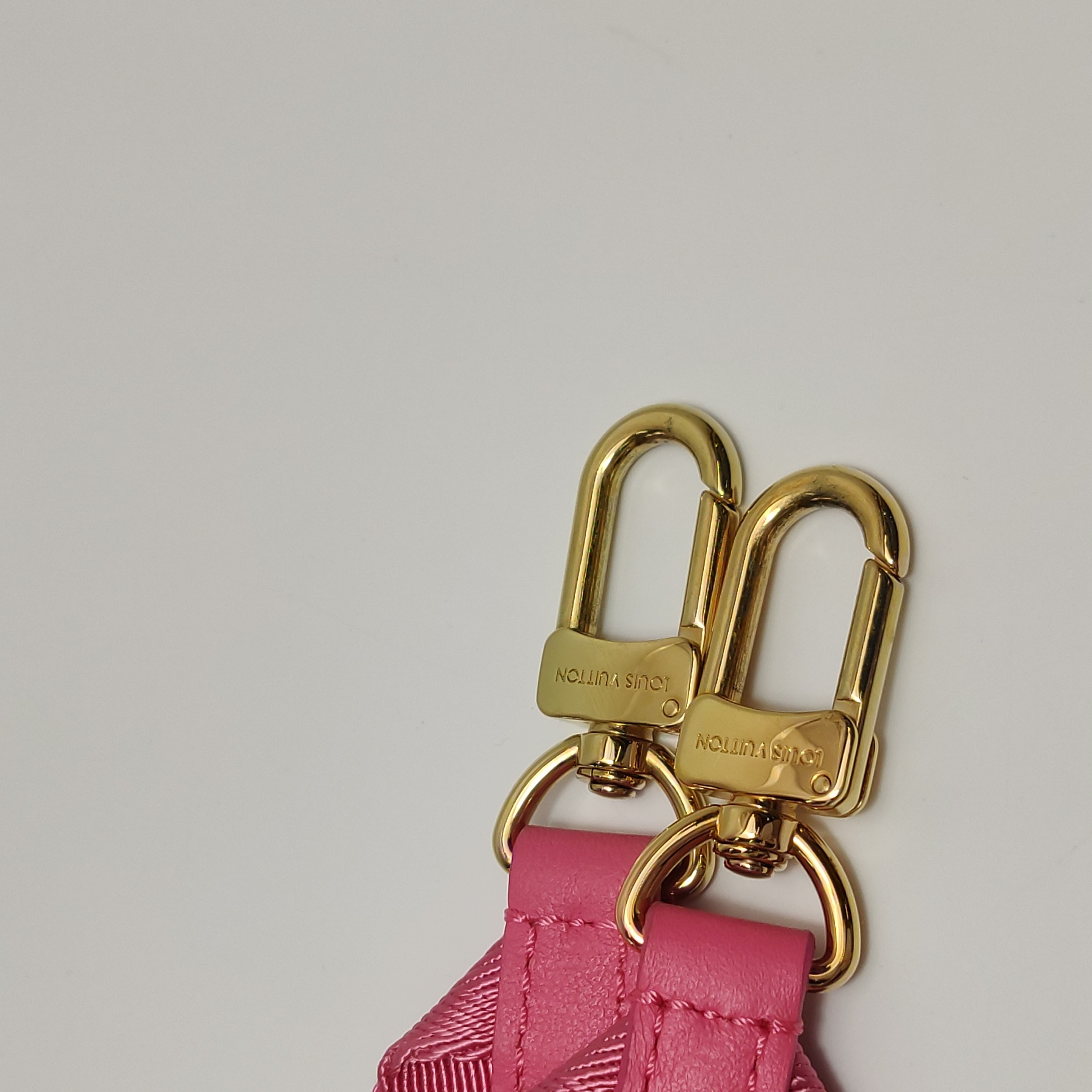Louis Vuitton(LV) OnTheGo Tote By The Pool Monogram Watercolor Giant PM — photo 10 of 15