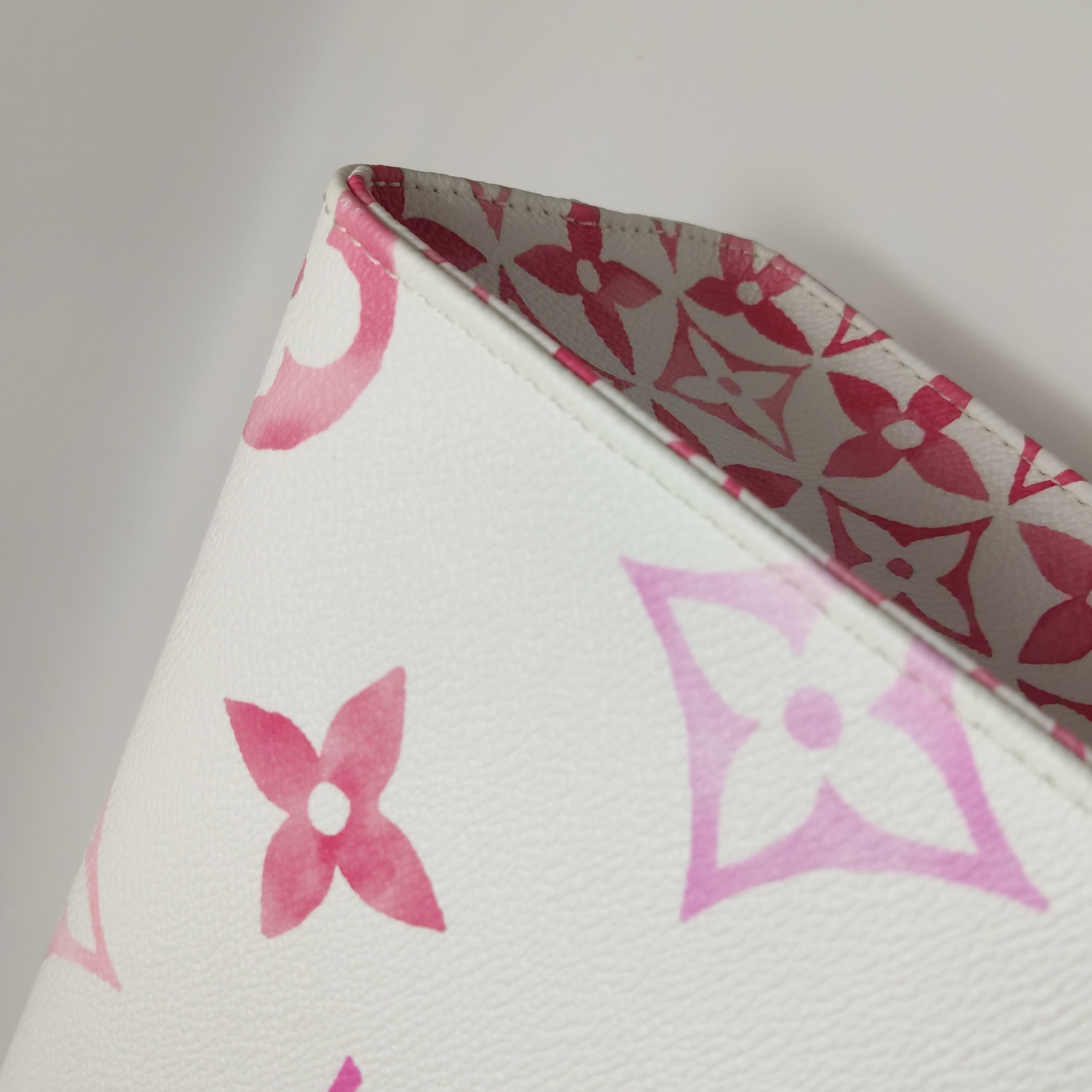 Louis Vuitton(LV) OnTheGo Tote By The Pool Monogram Watercolor Giant PM — photo 15 of 15