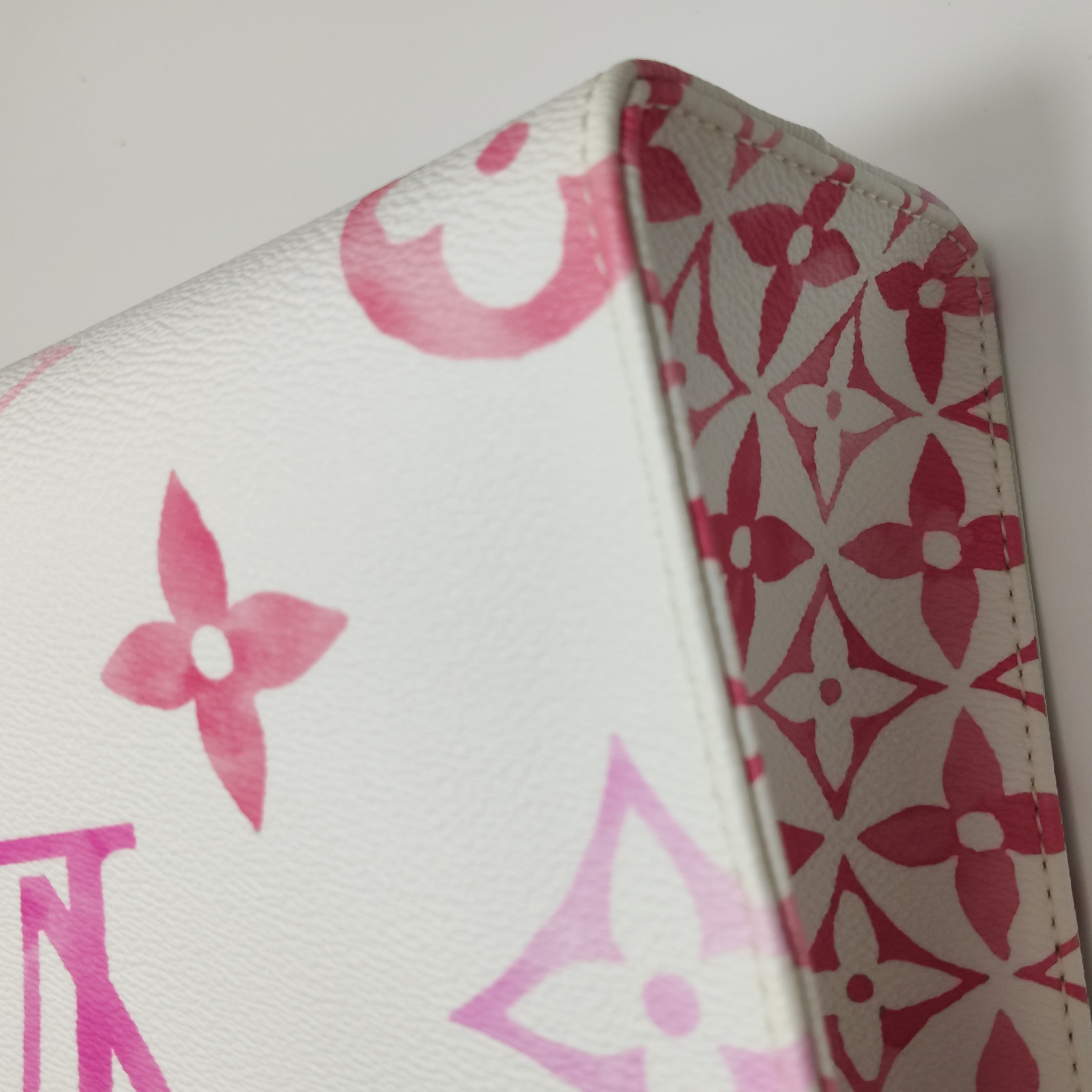 Louis Vuitton(LV) OnTheGo Tote By The Pool Monogram Watercolor Giant PM — photo 12 of 15