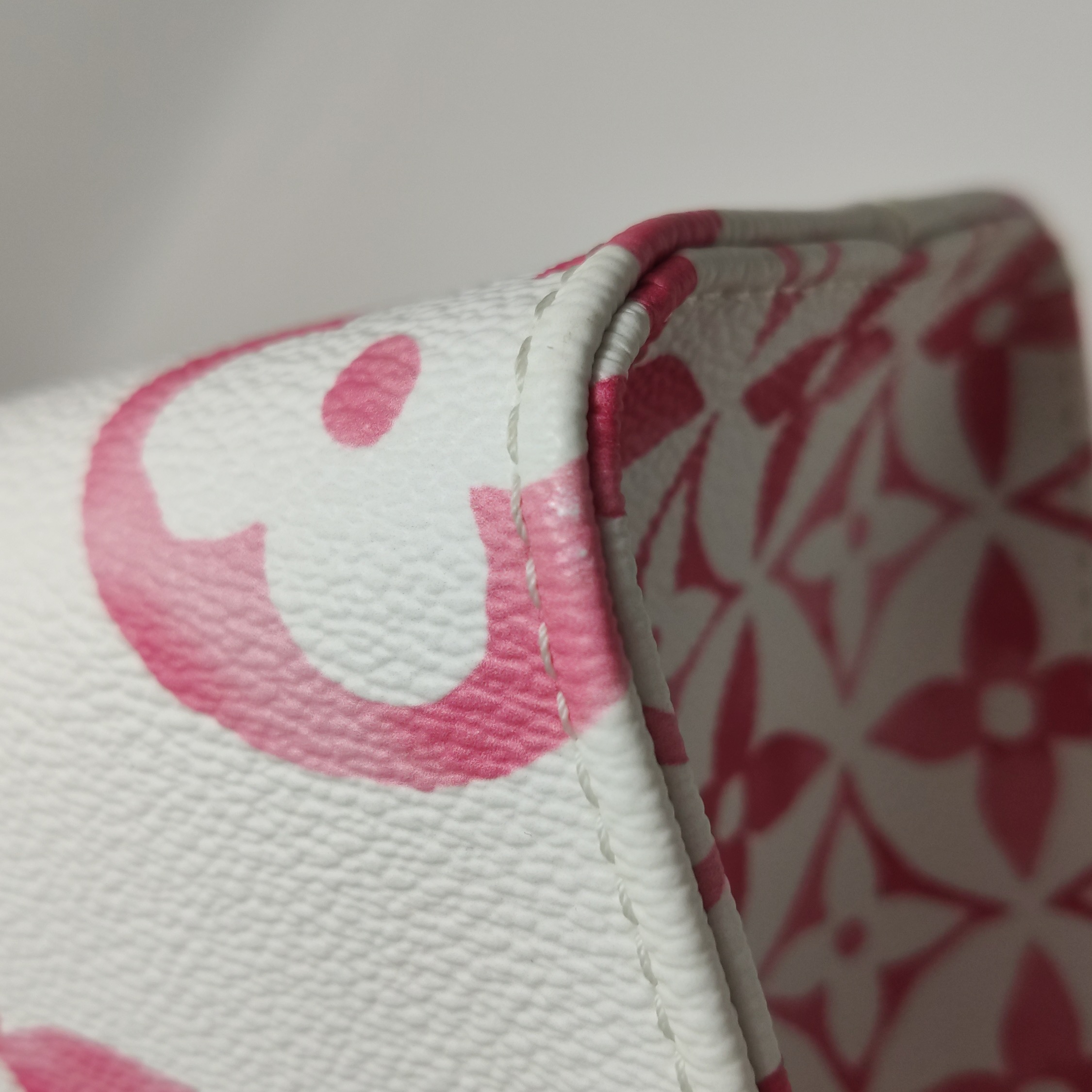 Louis Vuitton(LV) OnTheGo Tote By The Pool Monogram Watercolor Giant PM — photo 14 of 15