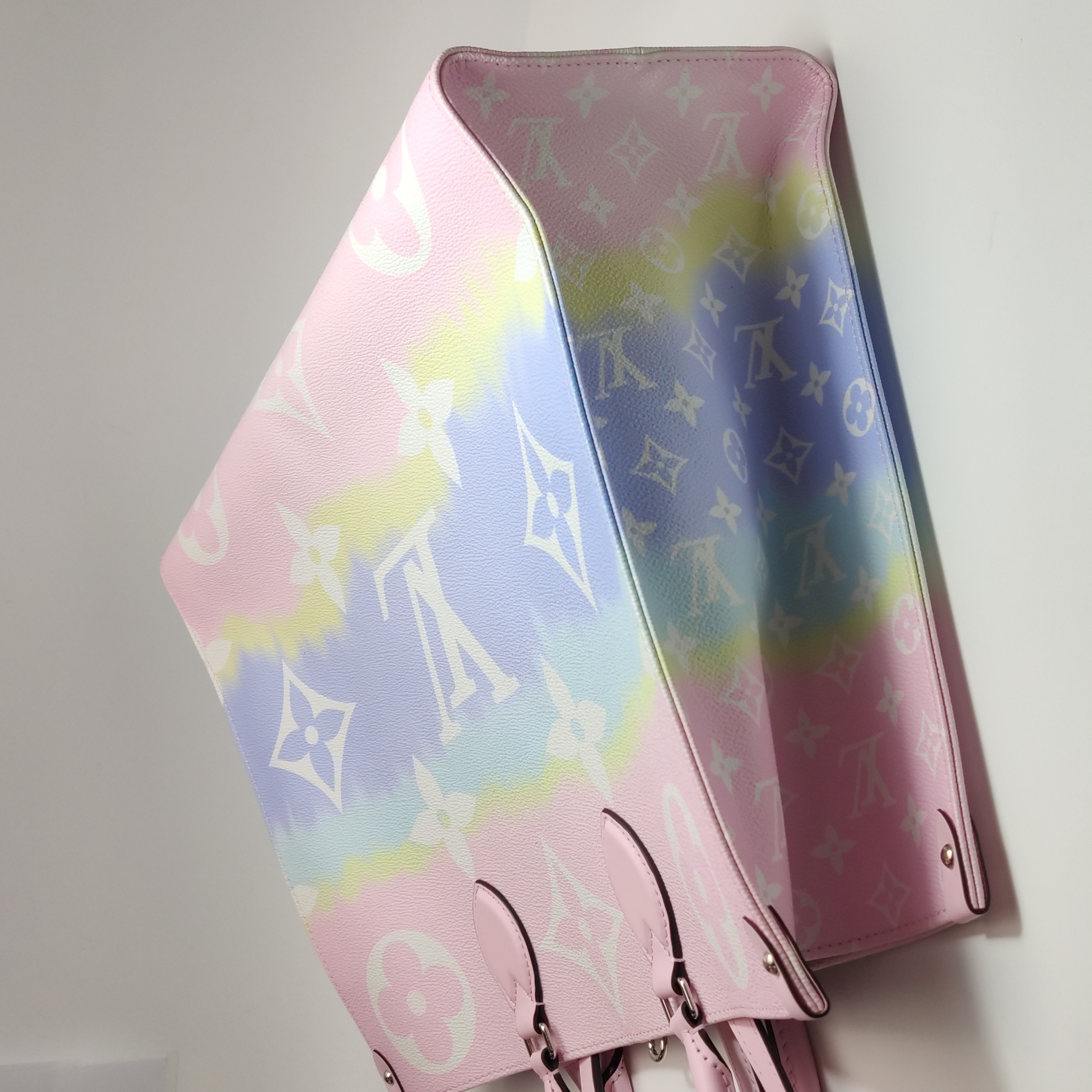 Louis Vuitton(LV) OnTheGo Tote Limited Edition Escale Monogram Giant GM — photo 11 of 15
