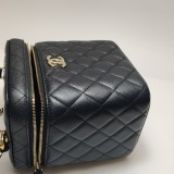 Chanel CC Top Handle Vanity Case with Chain Quilted Lambskin Small — thumbnail 7