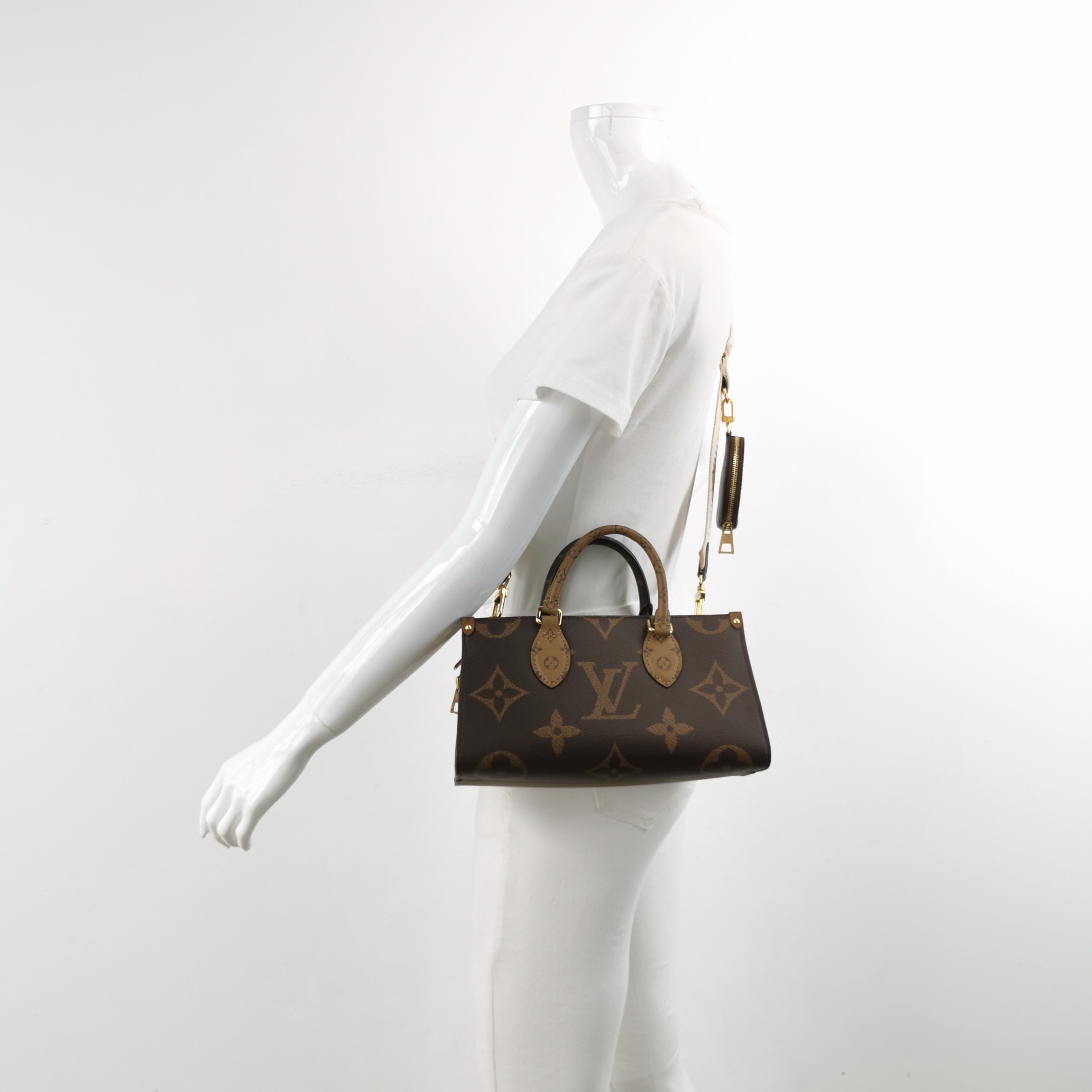 Louis Vuitton(LV) OnTheGo Tote Reverse Monogram Giant East West — alternate view