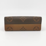 Louis Vuitton(LV) OnTheGo Tote Reverse Monogram Giant East West — thumbnail 7