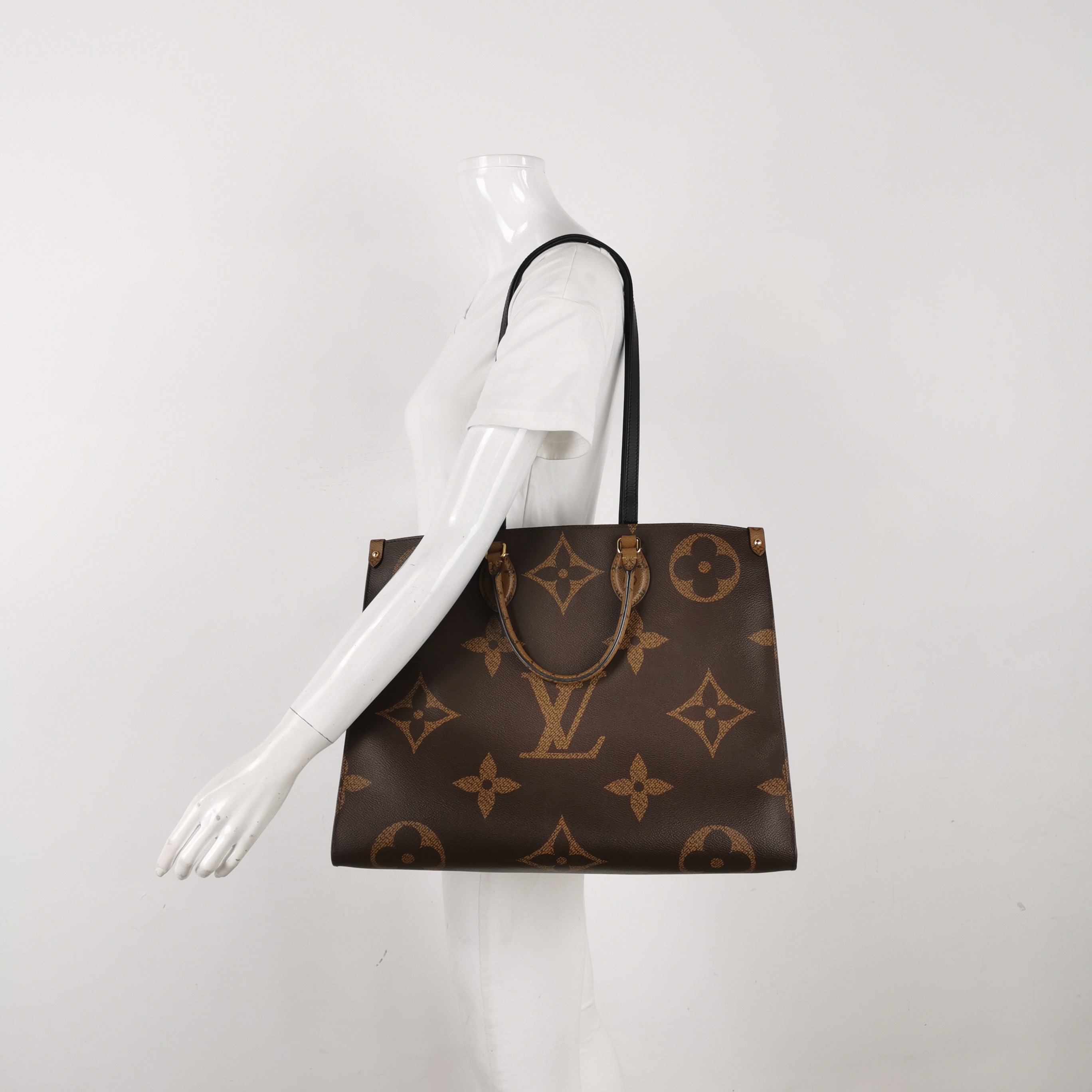 Louis Vuitton(LV) OnTheGo Tote Reverse Monogram Giant GM — alternate view