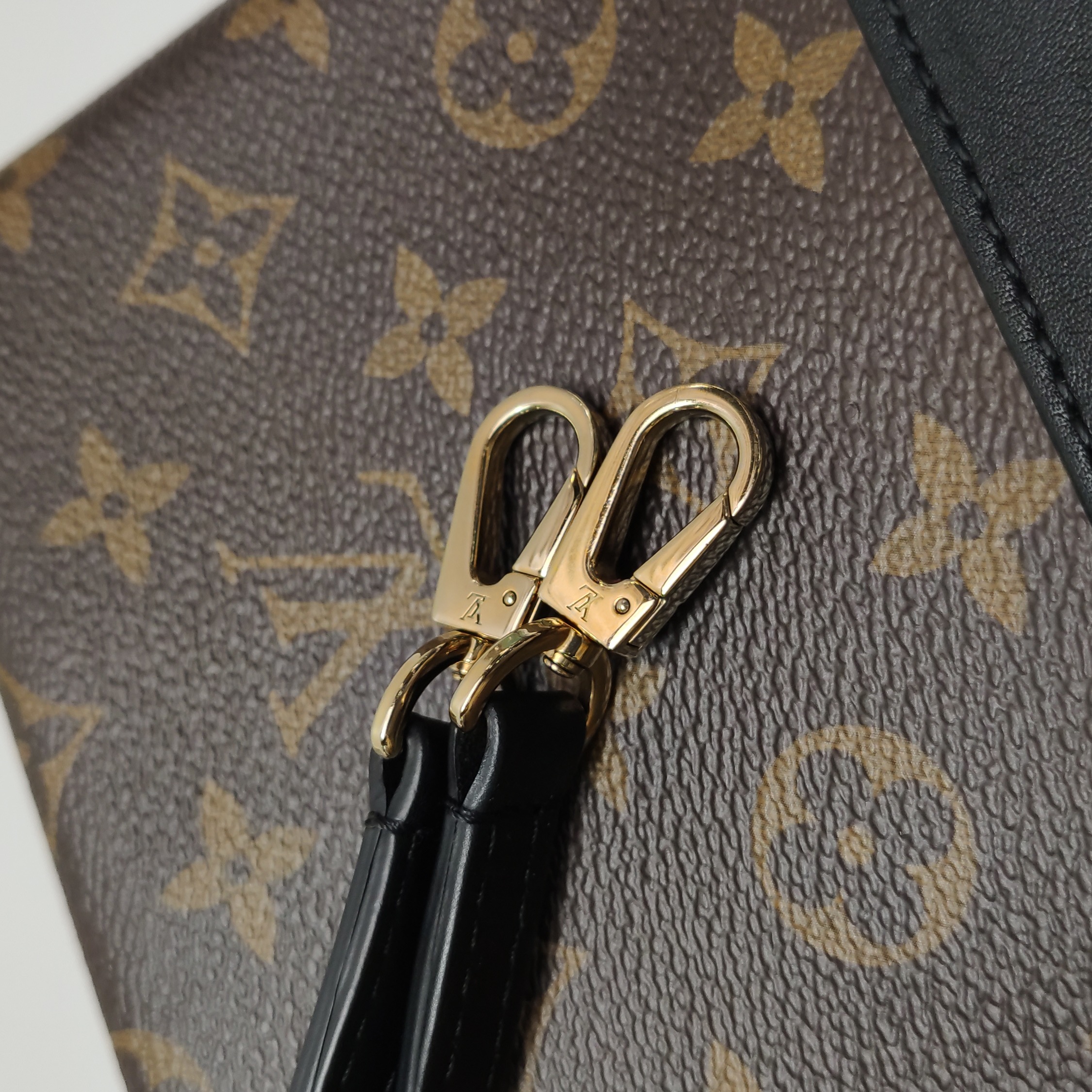 Louis Vuitton(LV) Locky Handbag Monogram Canvas with Leather BB
