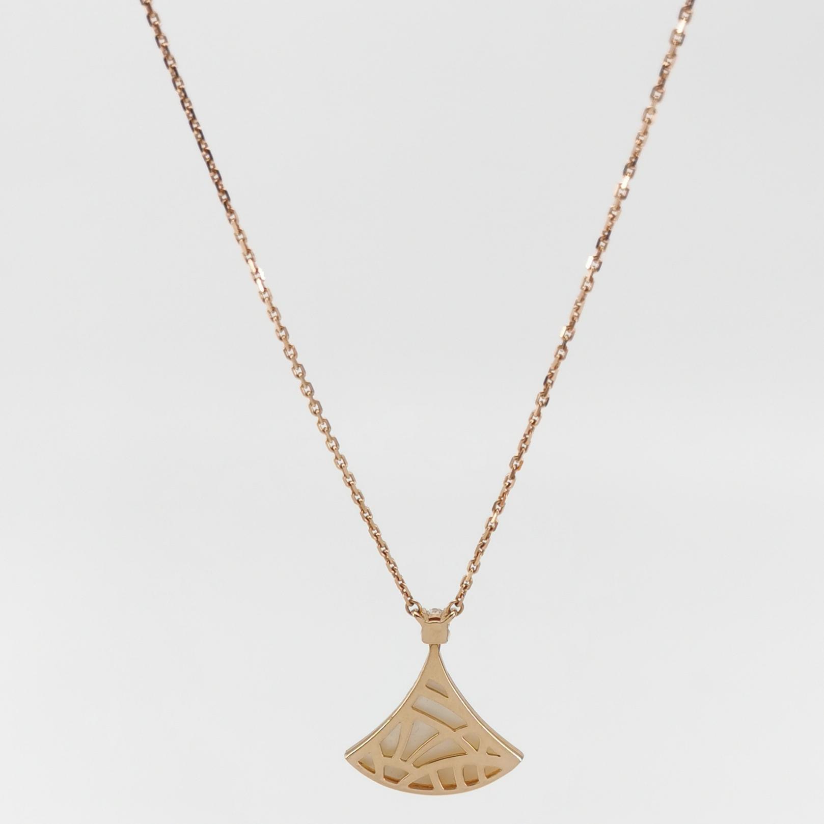 Bvlgari Divas' Dream Pendant Necklace 18K Rose Gold with Mother of Pearl and Diamond Small — photo 5 of 10