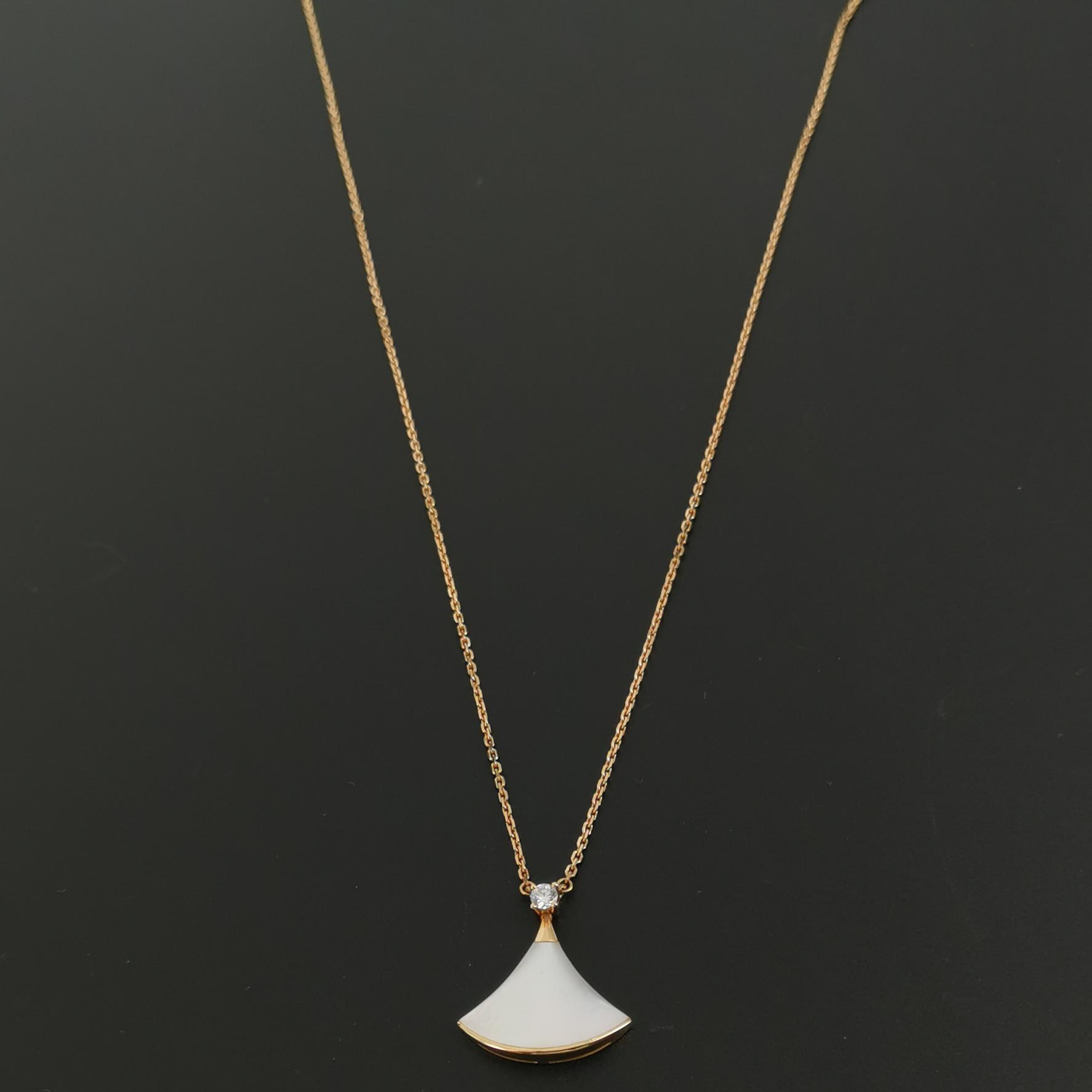 Bvlgari Divas' Dream Pendant Necklace 18K Rose Gold with Mother of Pearl and Diamond Small — photo 4 of 10