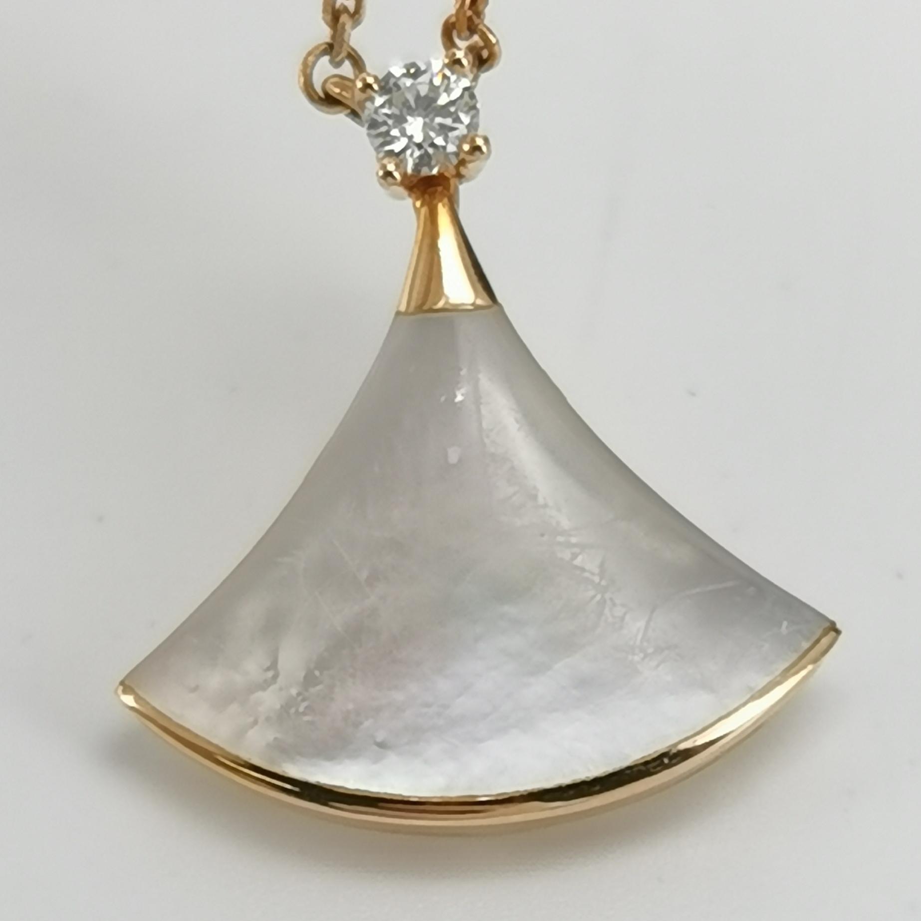 Bvlgari Divas' Dream Pendant Necklace 18K Rose Gold with Mother of Pearl and Diamond Small — photo 7 of 10