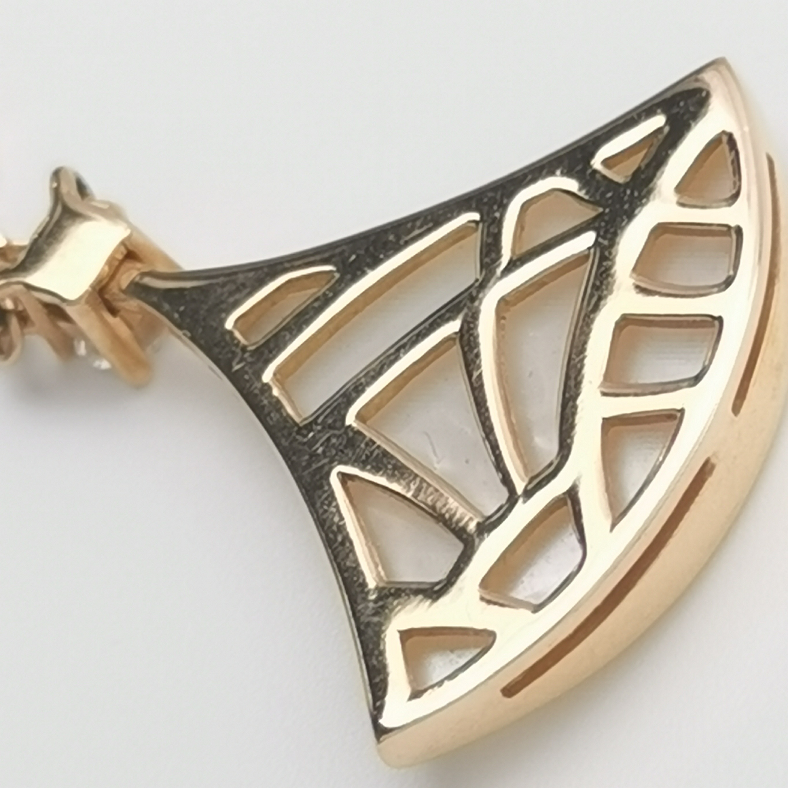 Bvlgari Divas' Dream Pendant Necklace 18K Rose Gold with Mother of Pearl and Diamond Small — photo 10 of 10