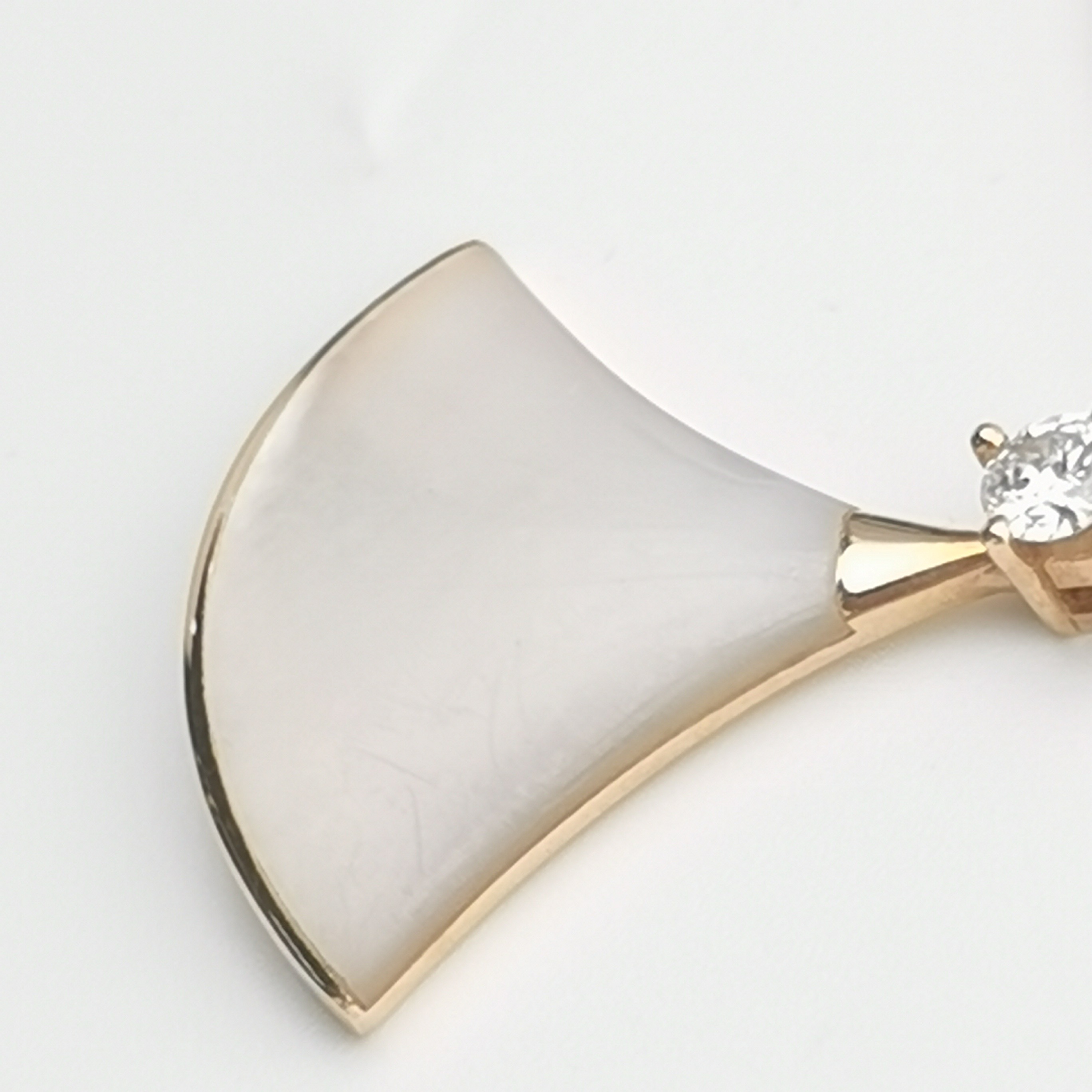 Bvlgari Divas' Dream Pendant Necklace 18K Rose Gold with Mother of Pearl and Diamond Small — photo 6 of 10