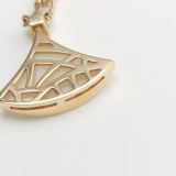 Bvlgari Divas' Dream Pendant Necklace 18K Rose Gold with Mother of Pearl and Diamond Small — thumbnail 9