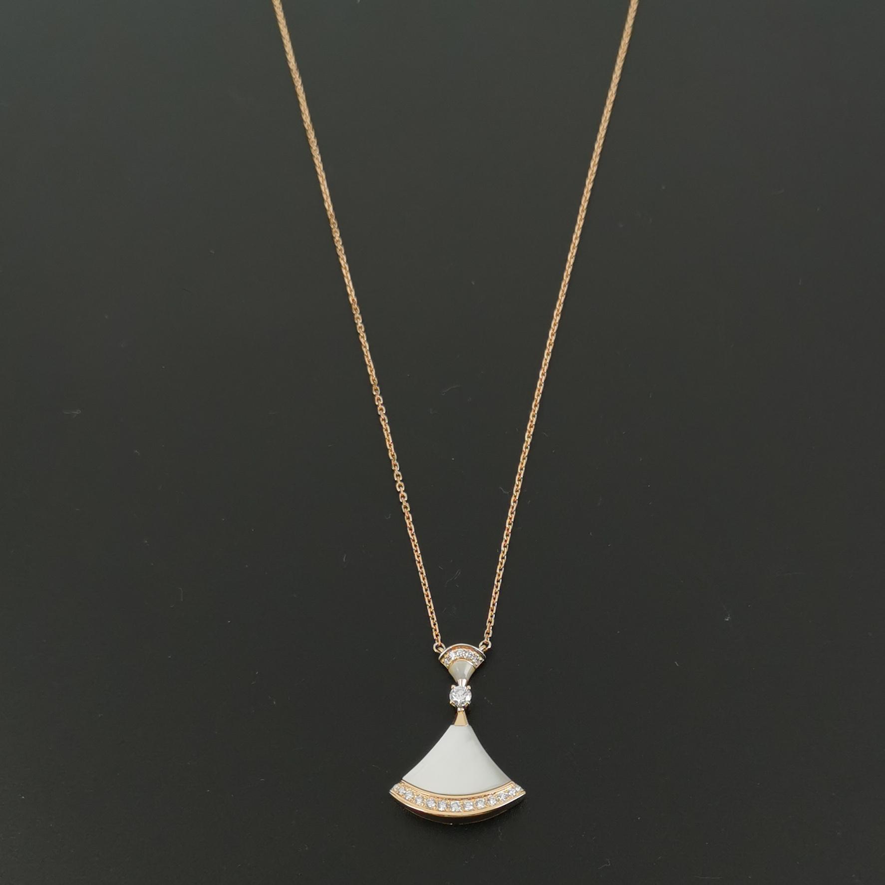 Bvlgari Divas' Dream Pendant Necklace 18K Rose Gold with Mother of Pearl and Diamonds Large — photo 3 of 7
