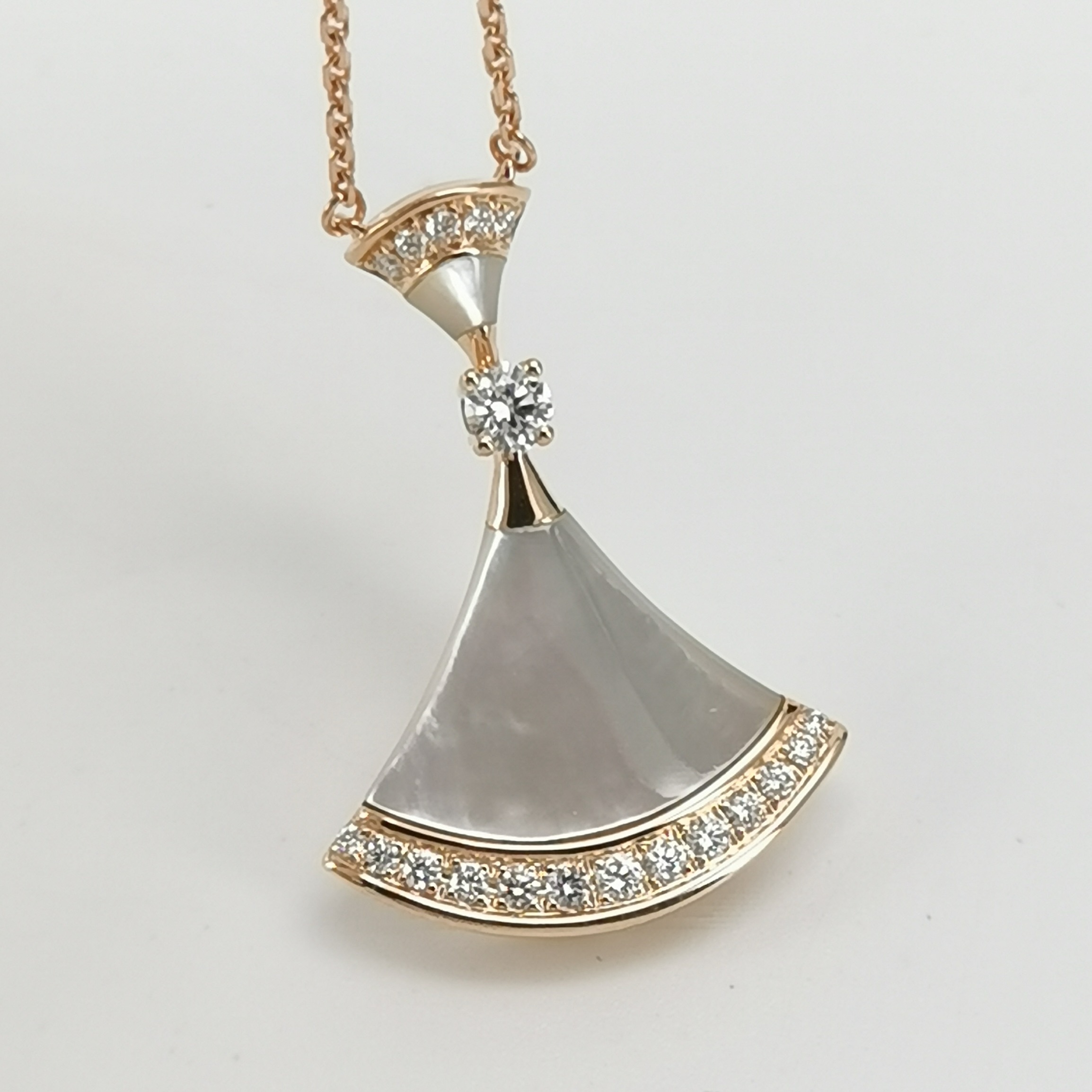 Bvlgari Divas' Dream Pendant Necklace 18K Rose Gold with Mother of Pearl and Diamonds Large — photo 6 of 7