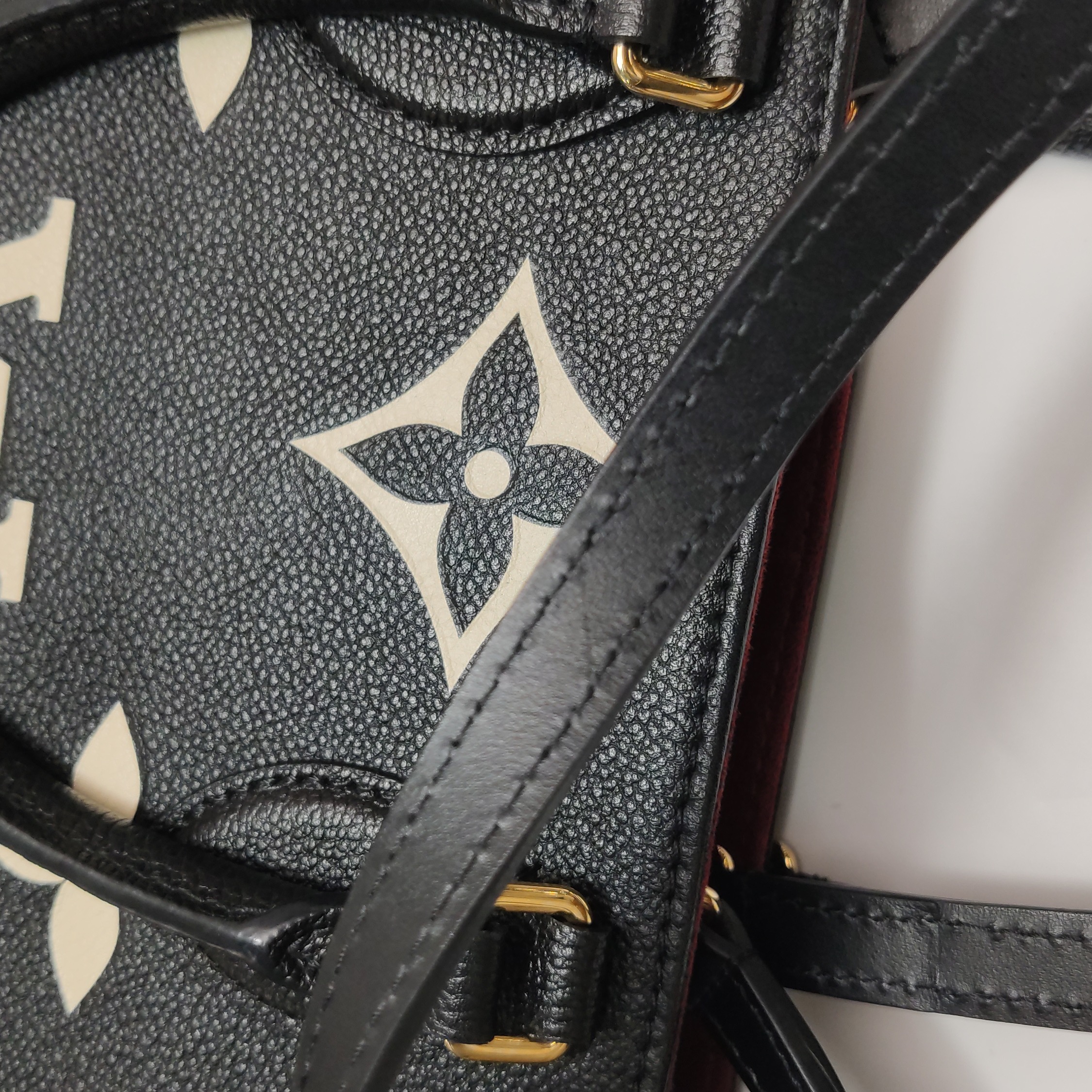 Louis Vuitton(LV) OnTheGo Tote Bicolor Monogram Empreinte Giant MM — photo 8 of 13
