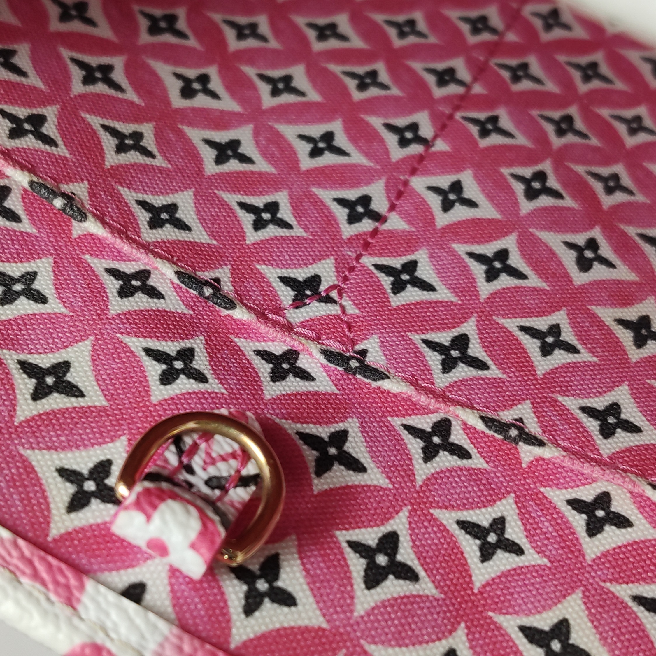 Louis Vuitton(LV) OnTheGo Tote By The Pool Monogram Watercolor Giant PM — photo 10 of 20
