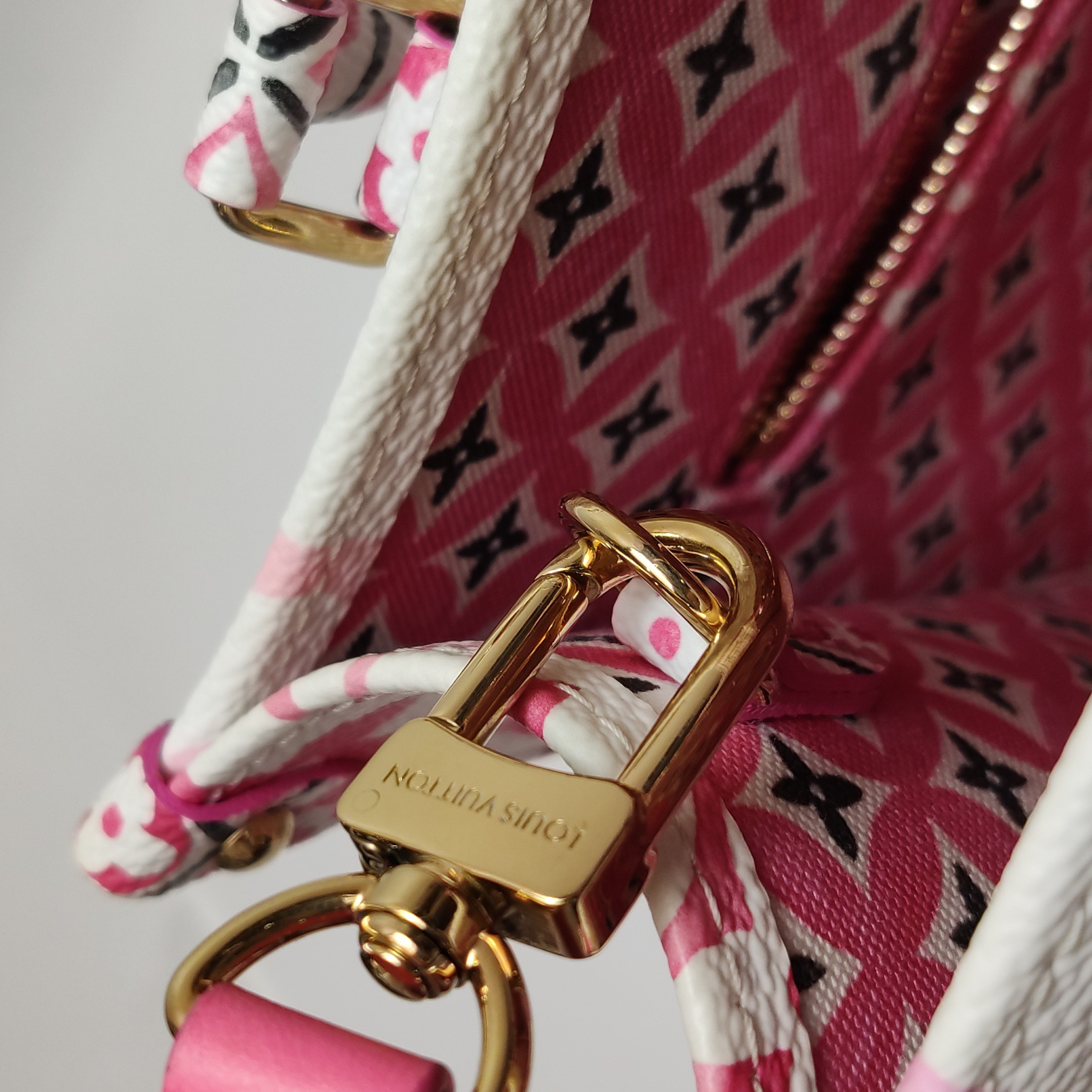 Louis Vuitton(LV) OnTheGo Tote By The Pool Monogram Watercolor Giant PM — photo 12 of 20
