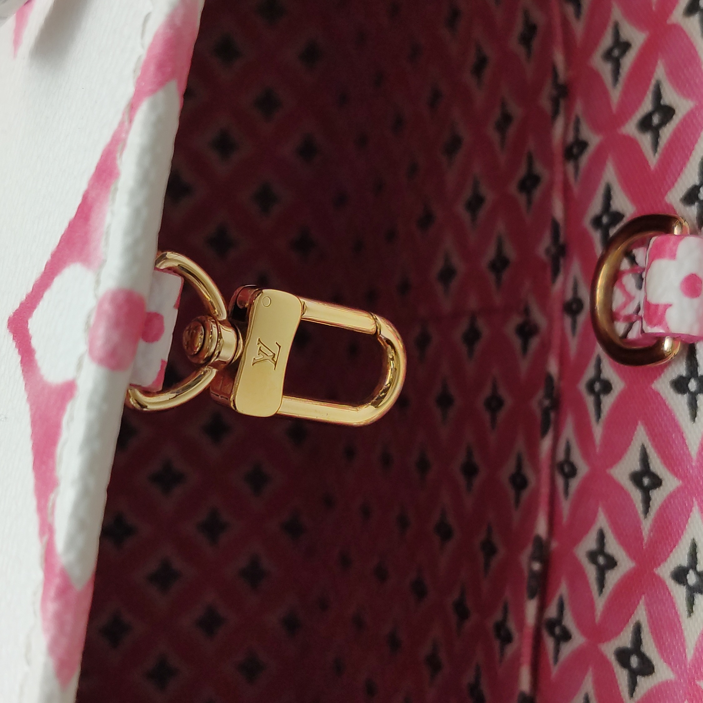 Louis Vuitton(LV) OnTheGo Tote By The Pool Monogram Watercolor Giant PM — photo 11 of 20