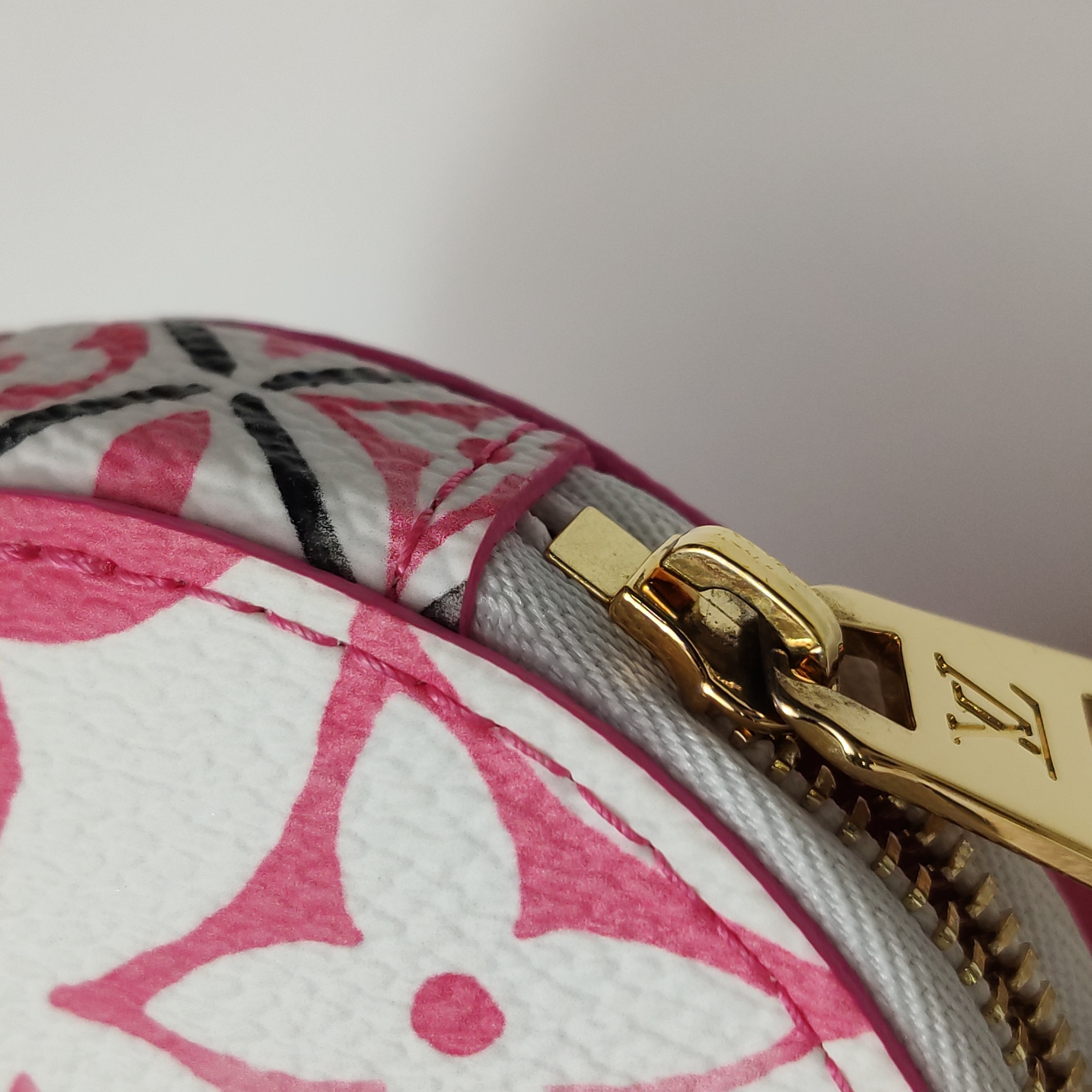 Louis Vuitton(LV) OnTheGo Tote By The Pool Monogram Watercolor Giant PM — photo 20 of 20