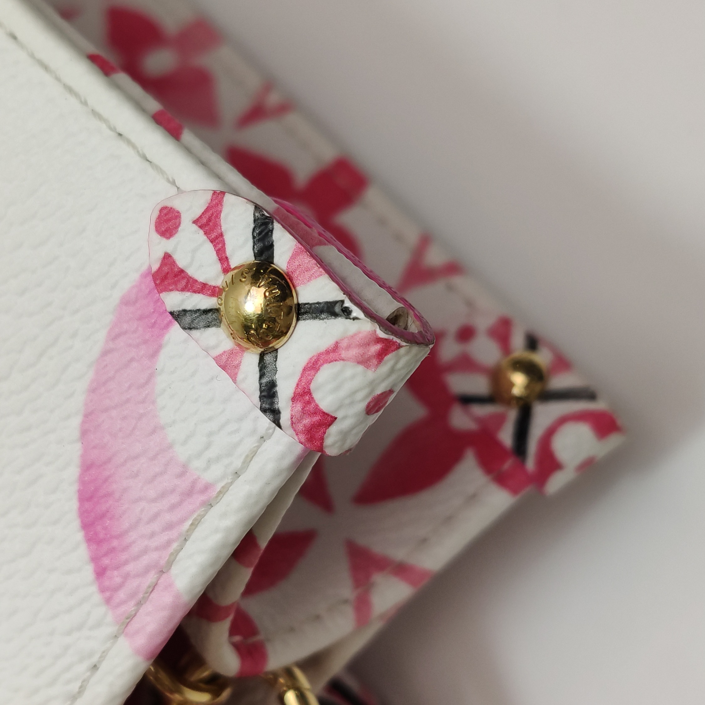 Louis Vuitton(LV) OnTheGo Tote By The Pool Monogram Watercolor Giant PM — photo 17 of 20