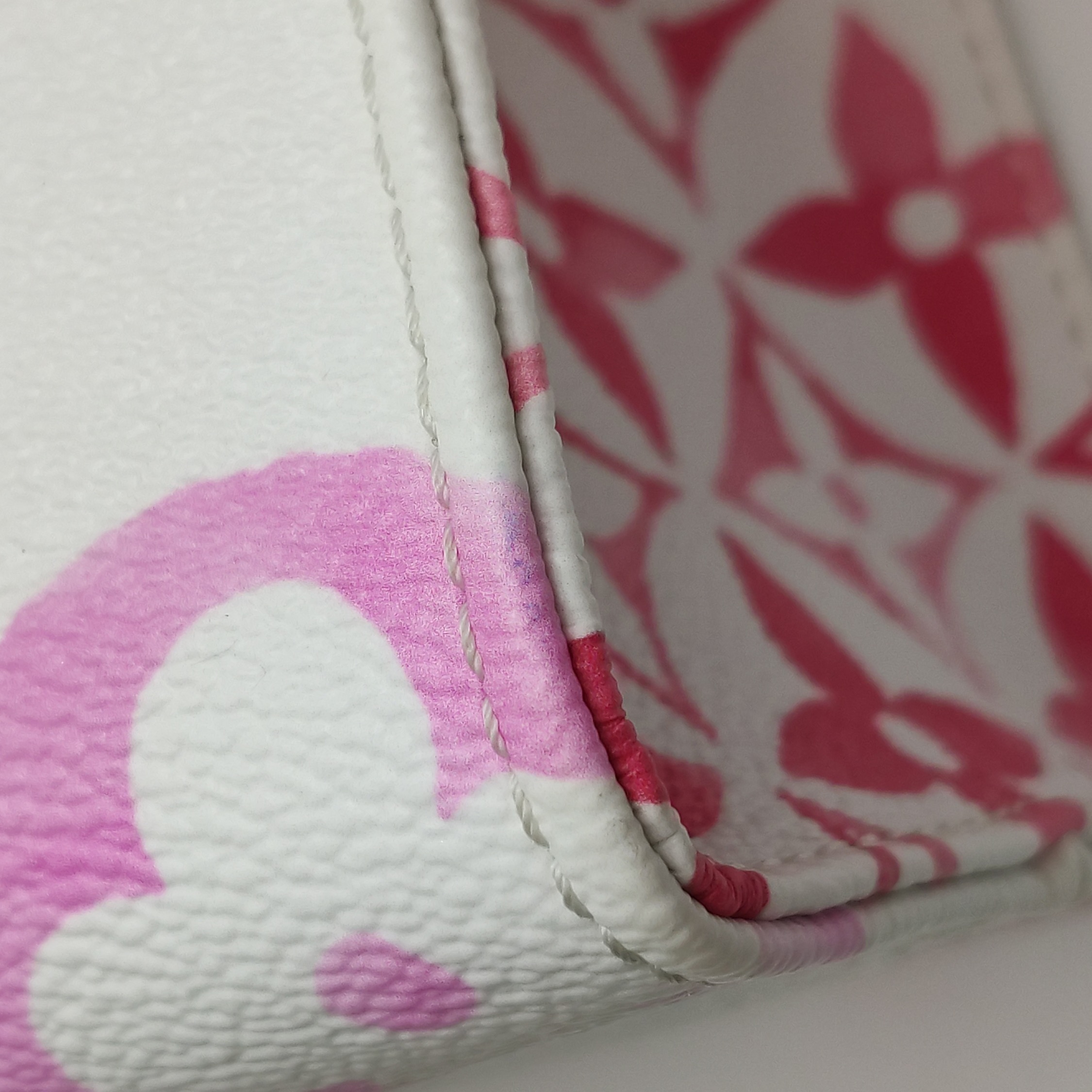 Louis Vuitton(LV) OnTheGo Tote By The Pool Monogram Watercolor Giant PM — photo 15 of 20