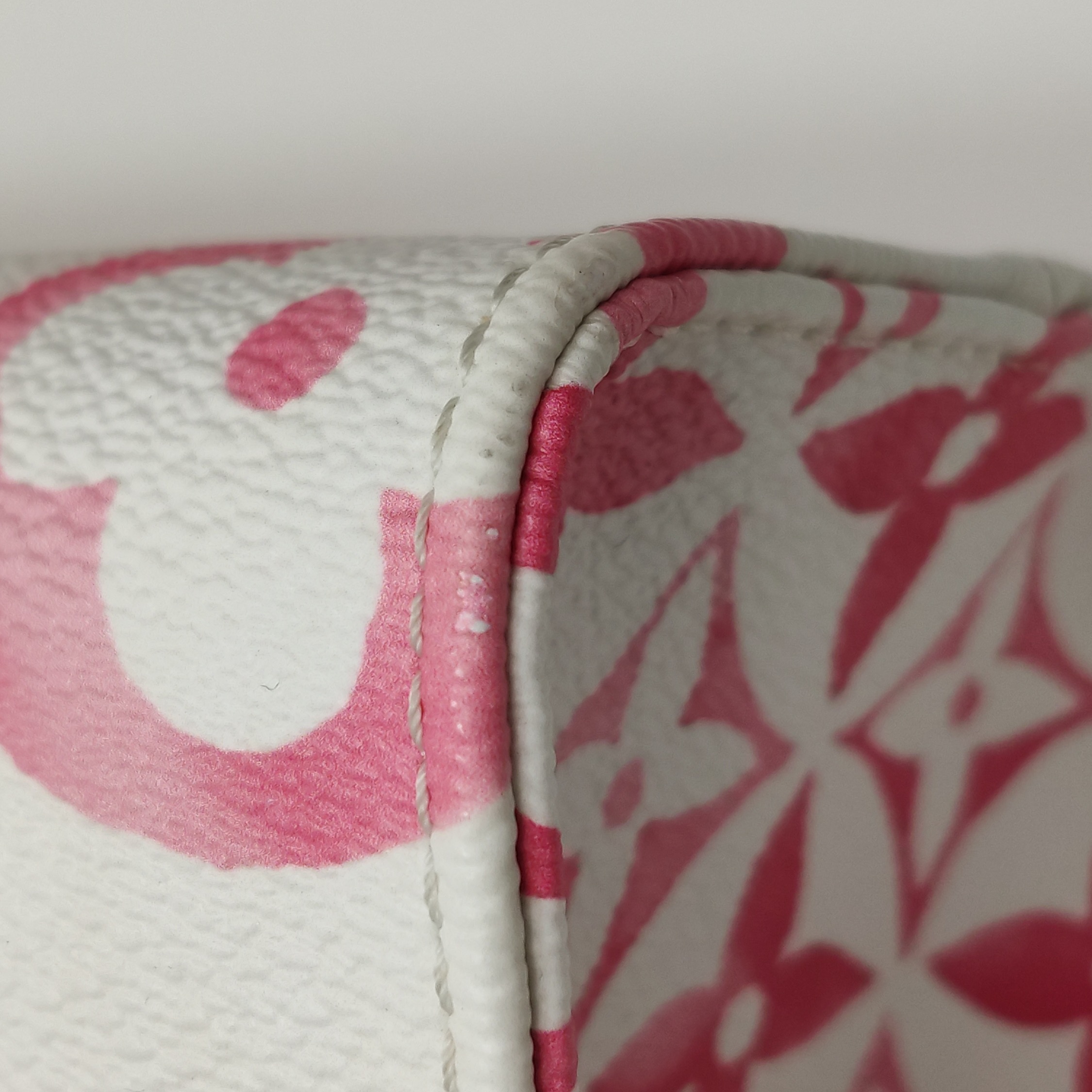 Louis Vuitton(LV) OnTheGo Tote By The Pool Monogram Watercolor Giant PM — photo 16 of 20