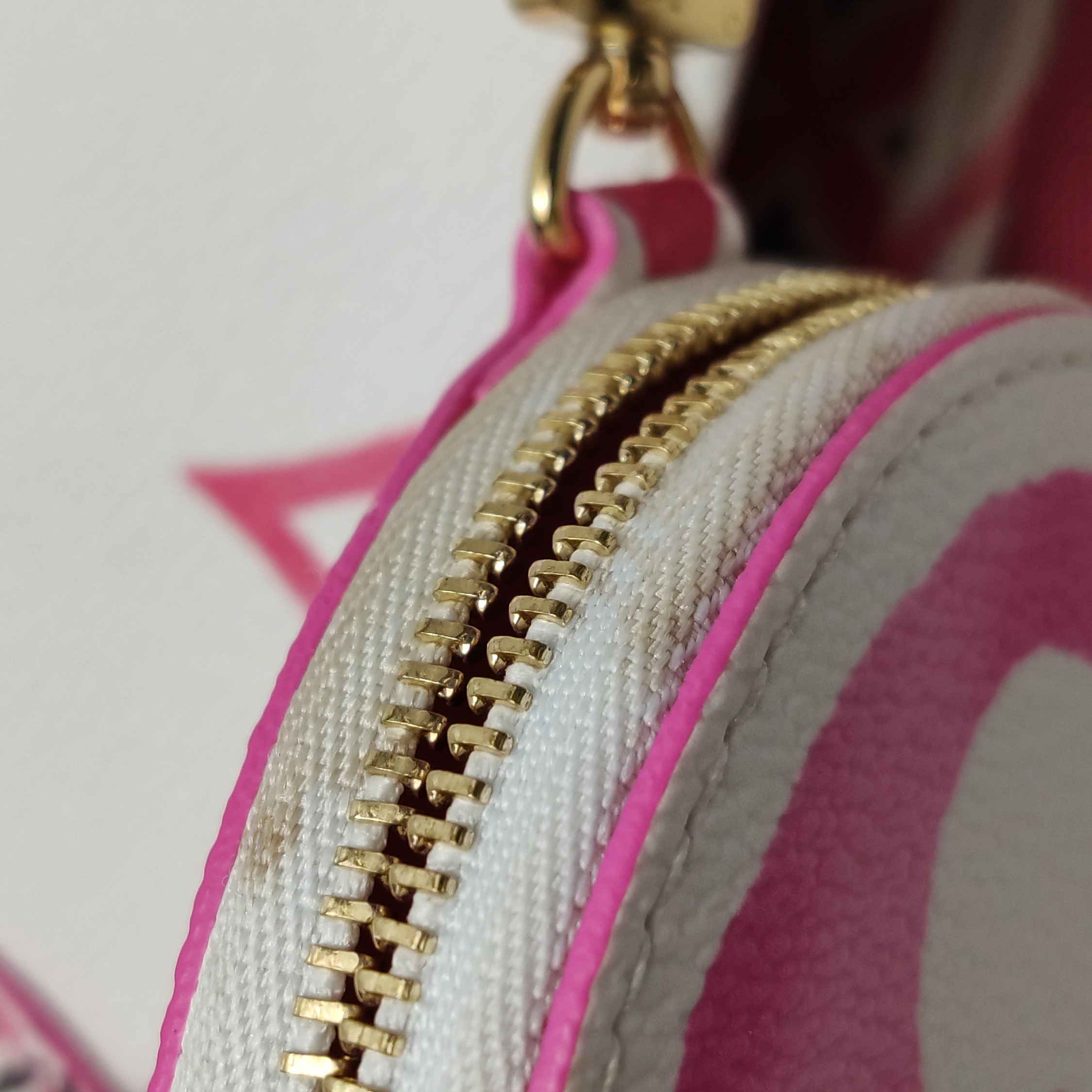 Louis Vuitton(LV) OnTheGo Tote By The Pool Monogram Watercolor Giant PM — photo 14 of 20