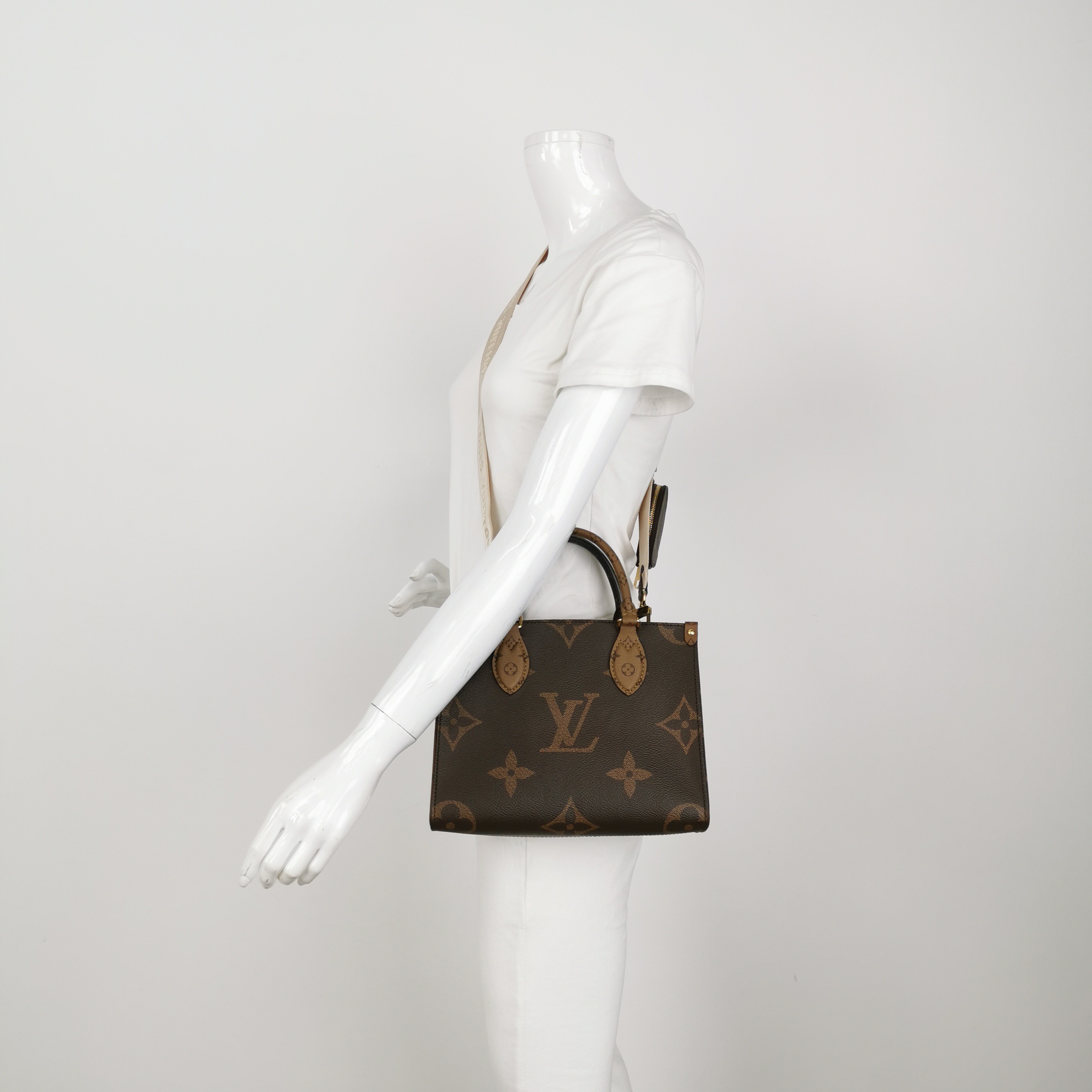 Louis Vuitton(LV) OnTheGo Tote Reverse Monogram Giant PM — alternate view